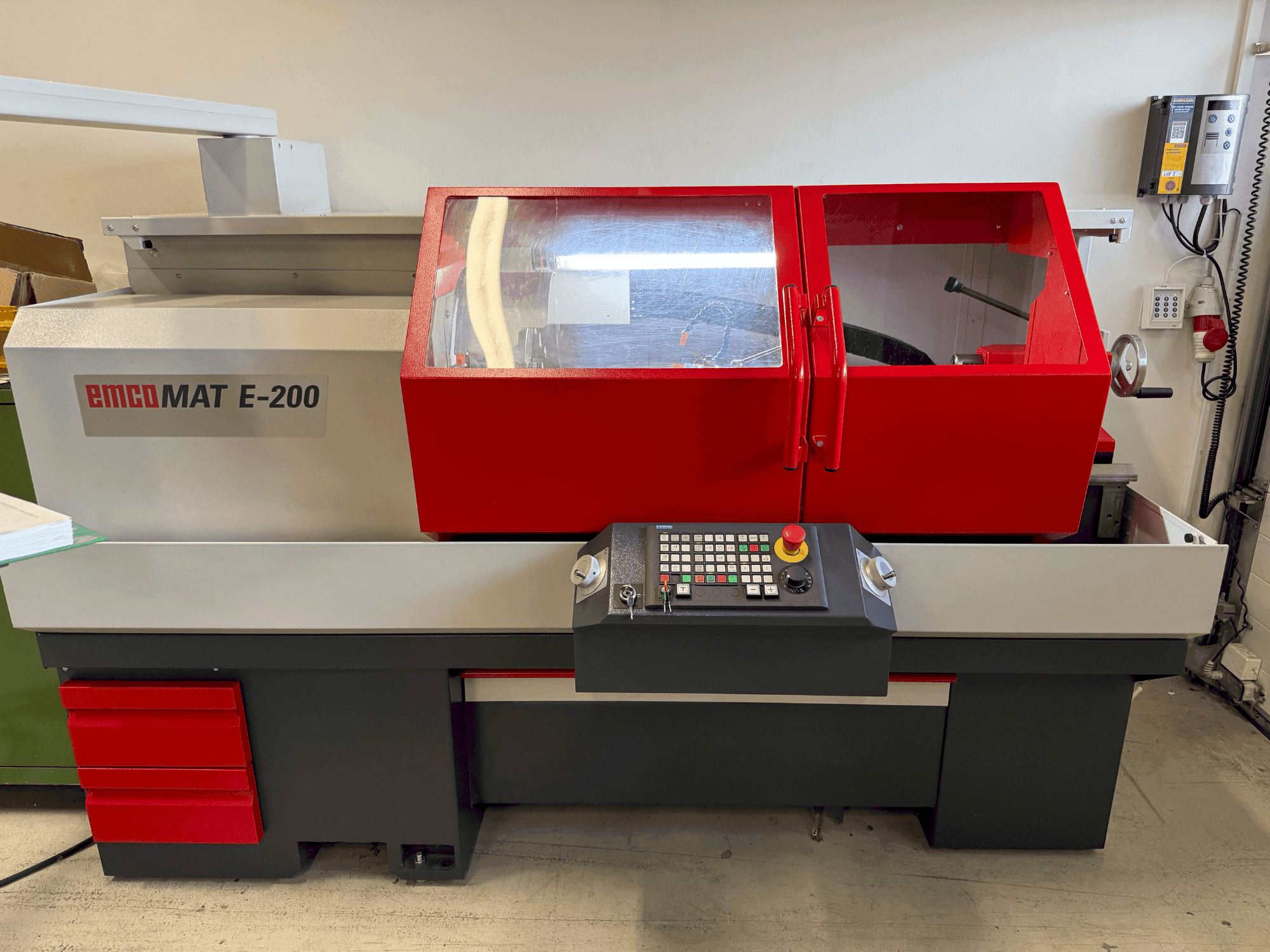 Widok z przodu maszyny EMCO Emcomat E-200