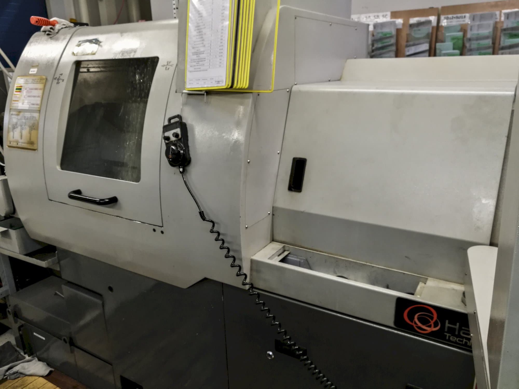 Widok z prawej maszyny Hanwha XD 20 N