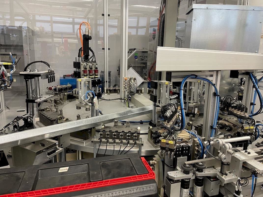 Widok z przodu maszyny TEAM AUTOMATION BERLIN Tattoo Needle Testing System