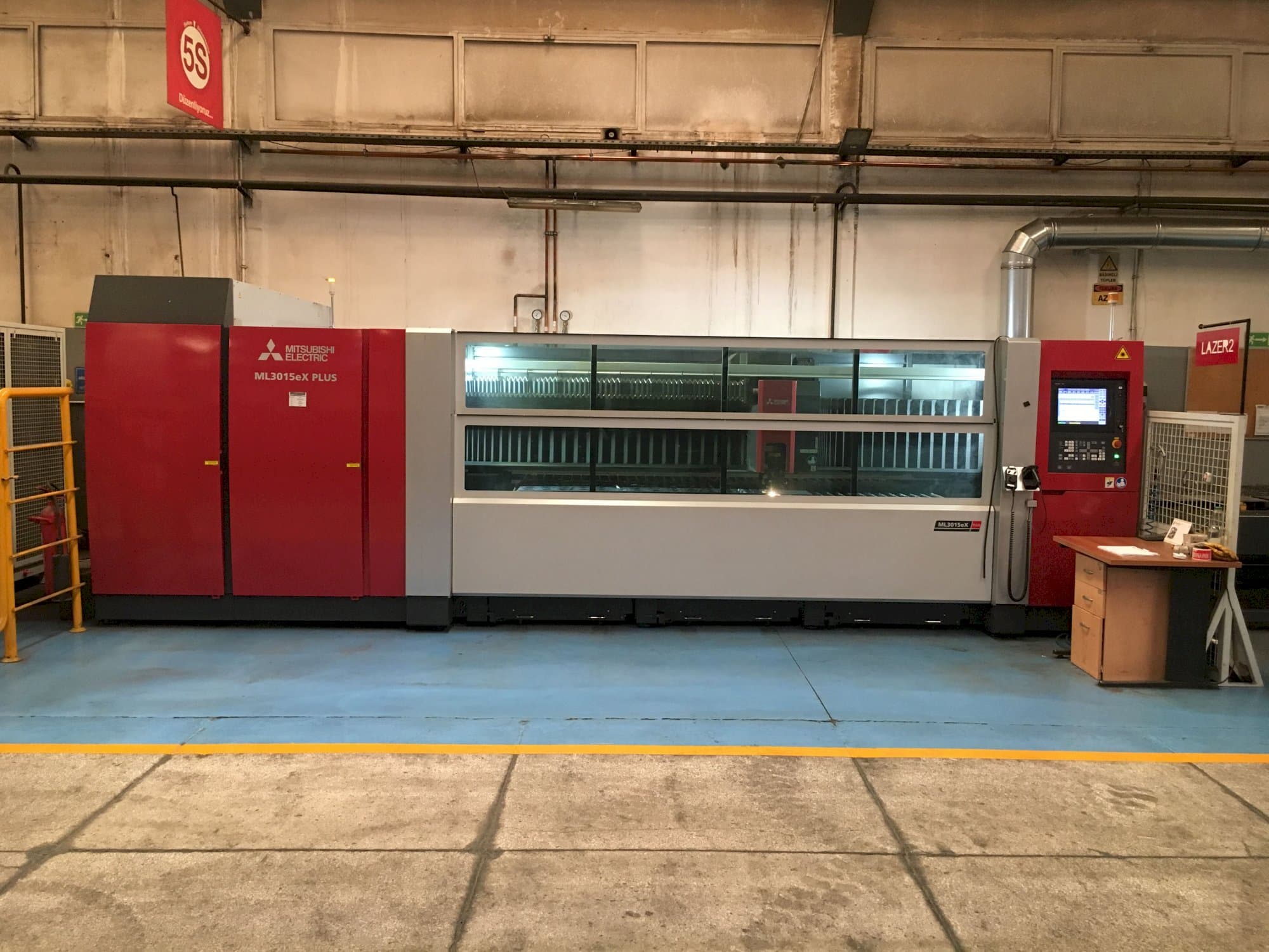 Widok z przodu maszyny Mitsubishi MI3015eX-Plus