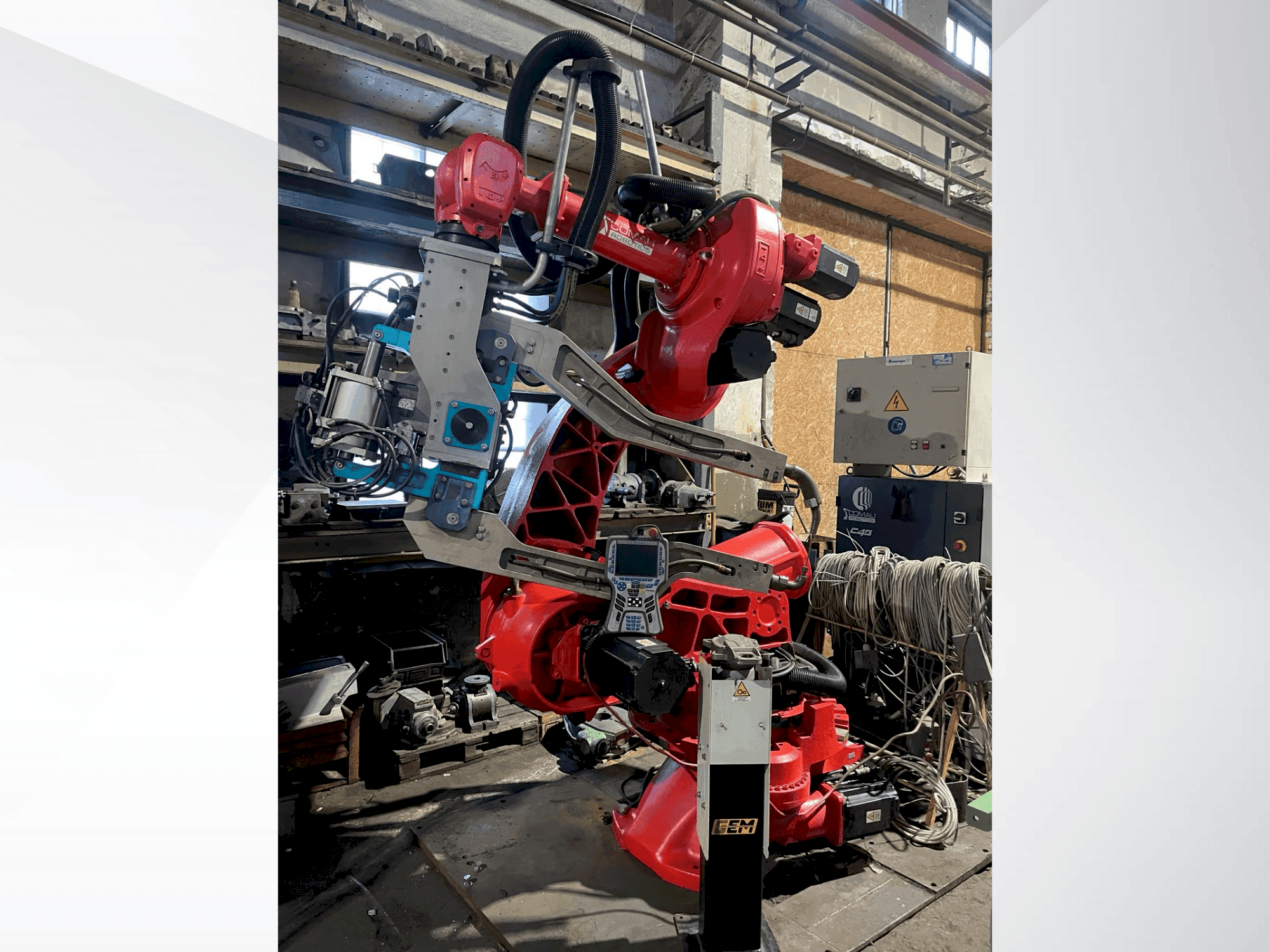 Widok z przodu maszyny COMAU C4G