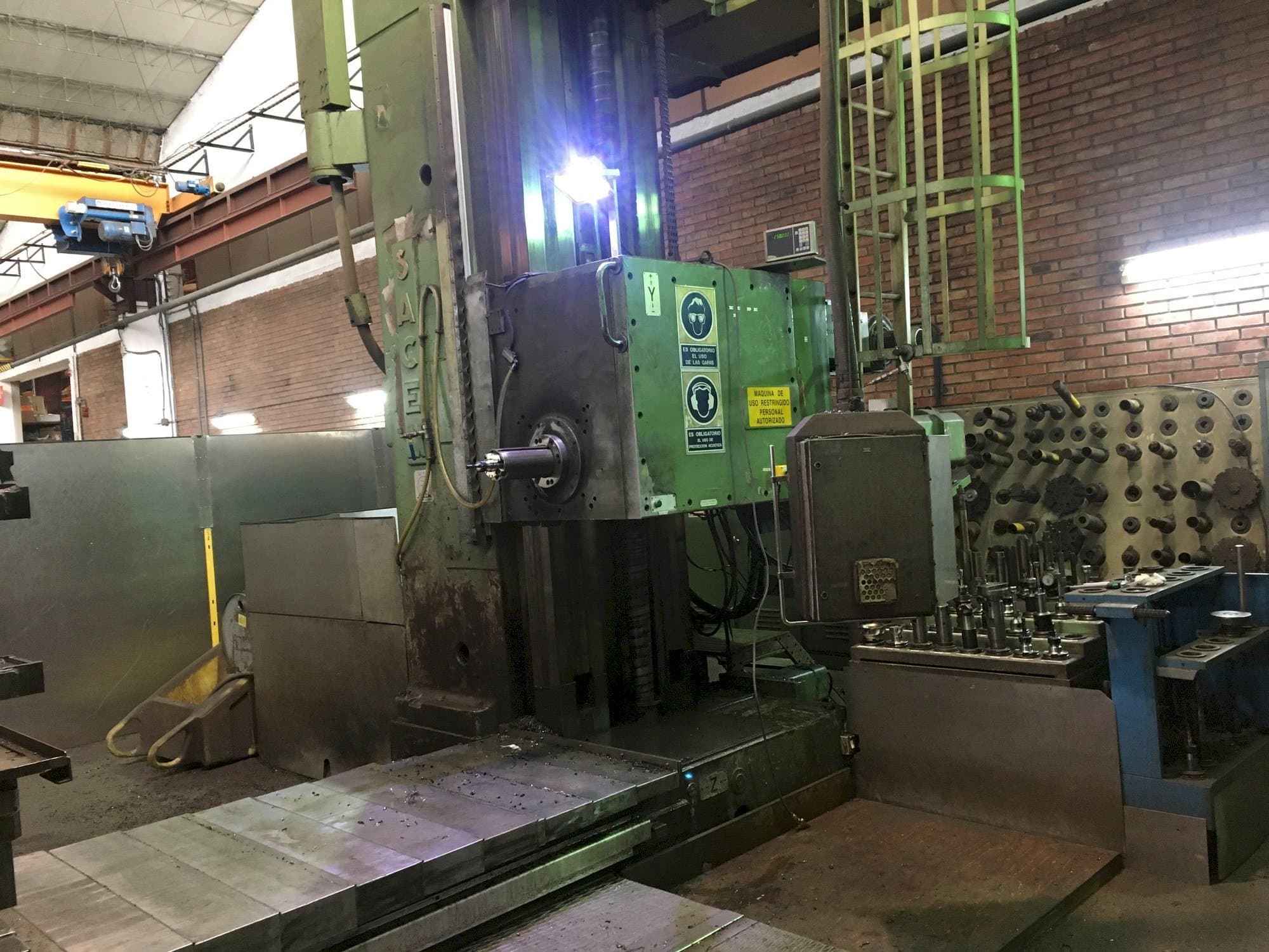 Widok z przodu maszyny Sacem									 M.S.T 130 C/N