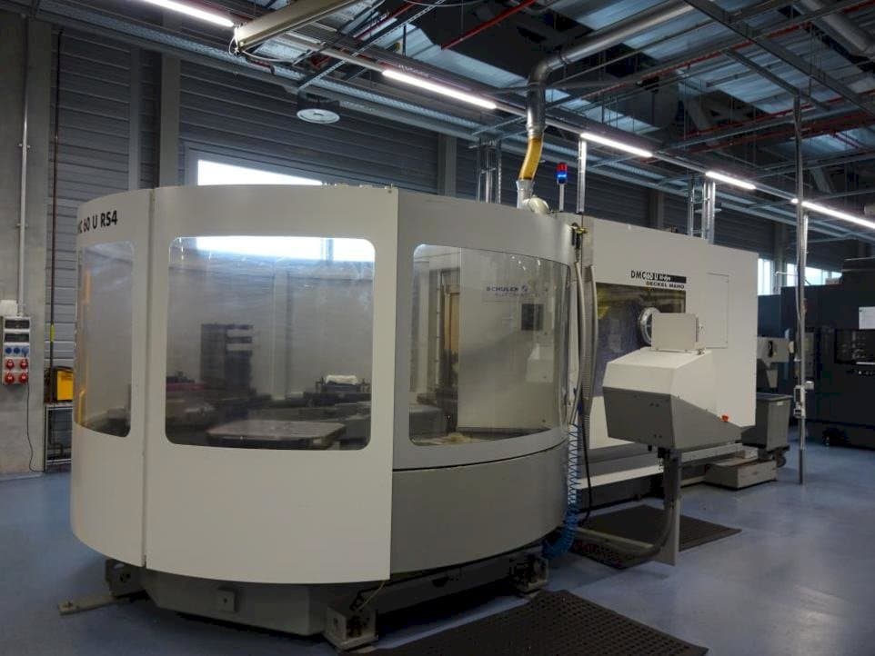 Widok z przodu maszyny DECKEL MAHO DMC 60 U RS4