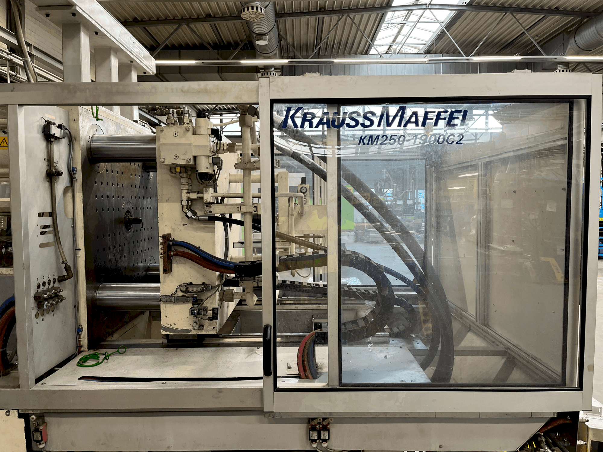 Widok z przodu maszyny Krauss Maffei 250-1900 C2