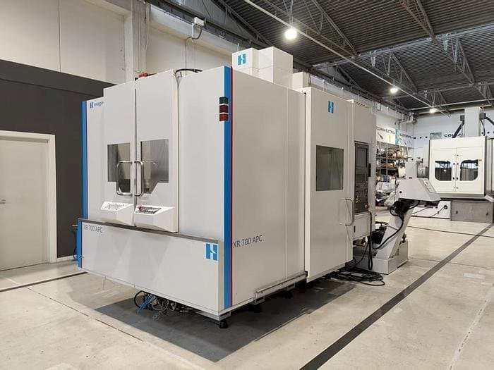 Widok z przodu maszyny Bridgeport XR-700 APC