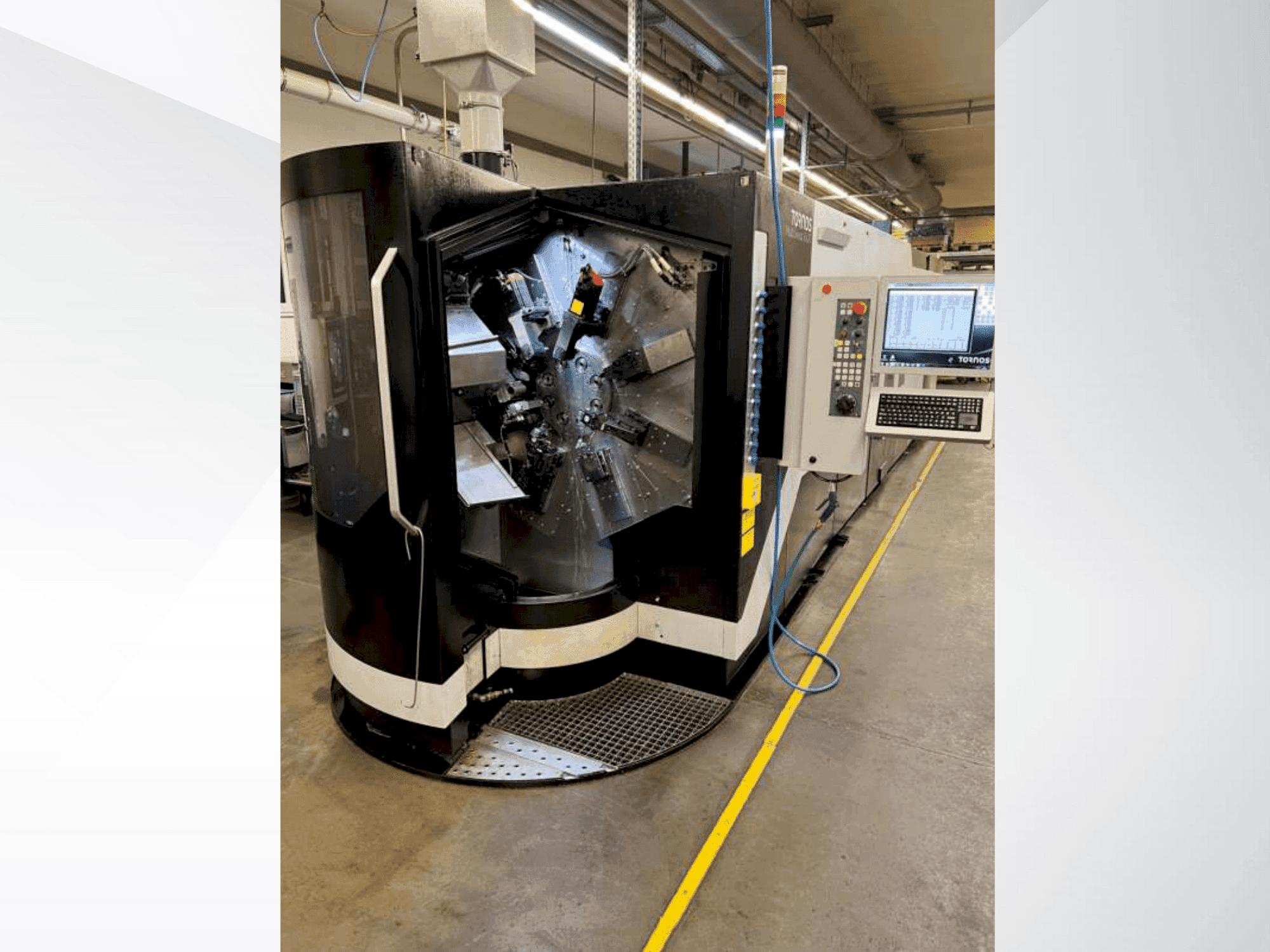 Widok z przodu maszyny Tornos MultiSwiss 8x26