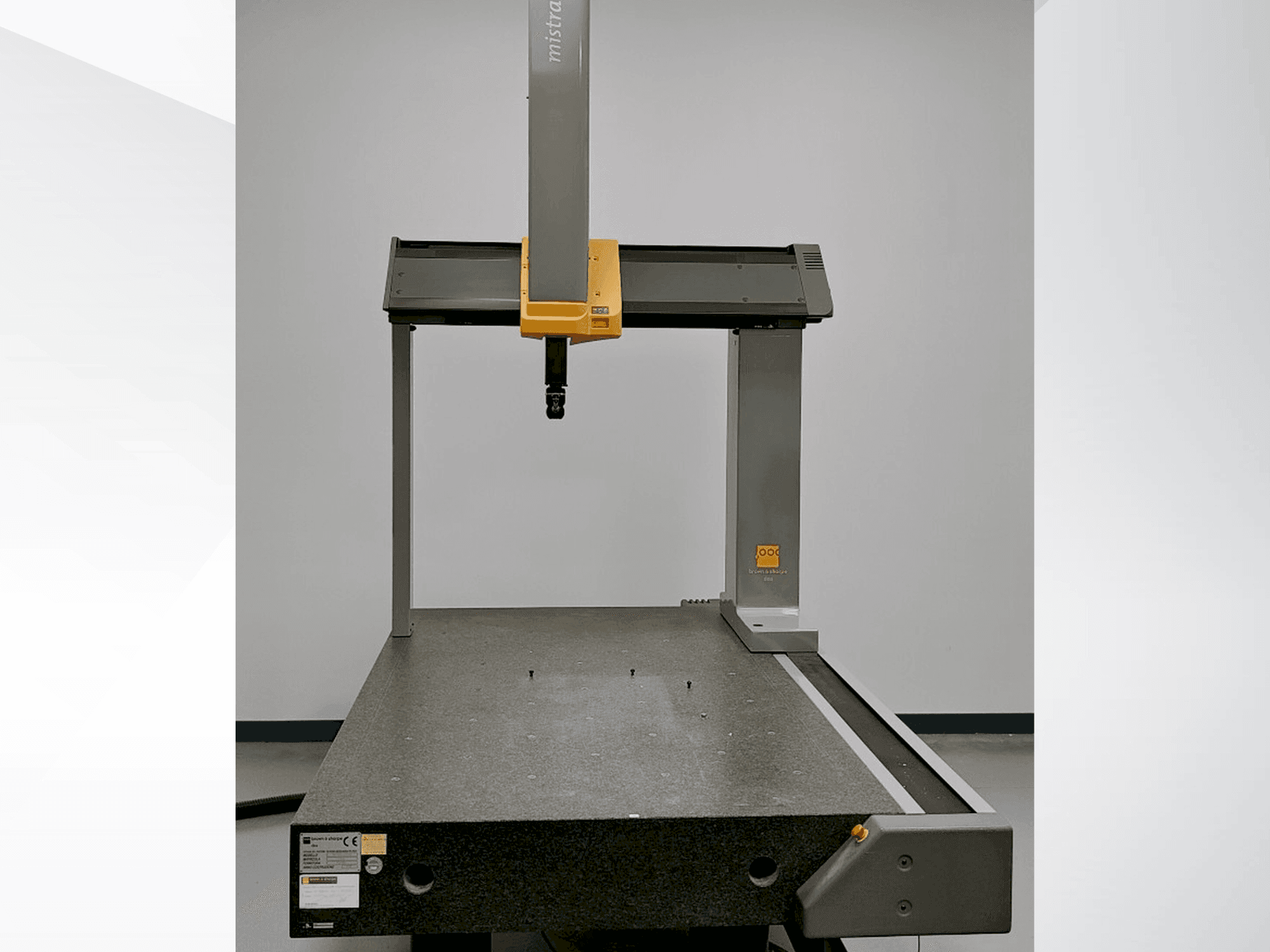 Widok z przodu maszyny BROWN & SHARPE Mistral