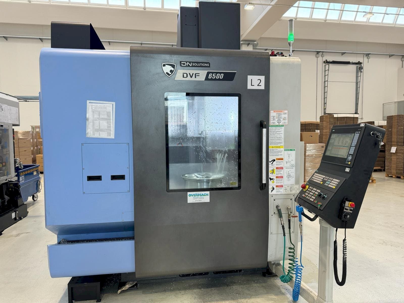 Widok z przodu maszyny DN SOLUTIONS DVF 6500