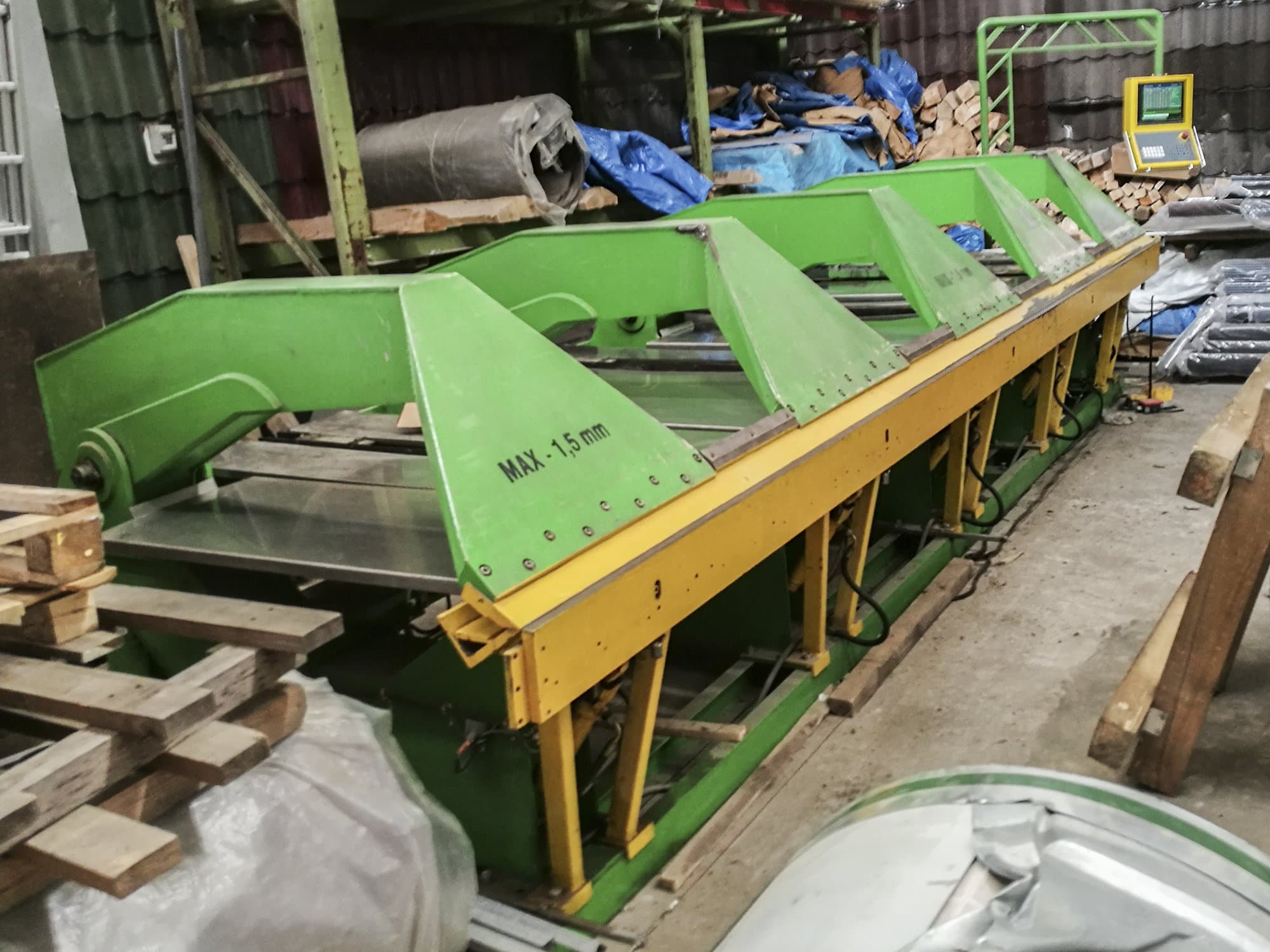 Widok z lewej maszyny BUD-MASZ ZAGINARKA