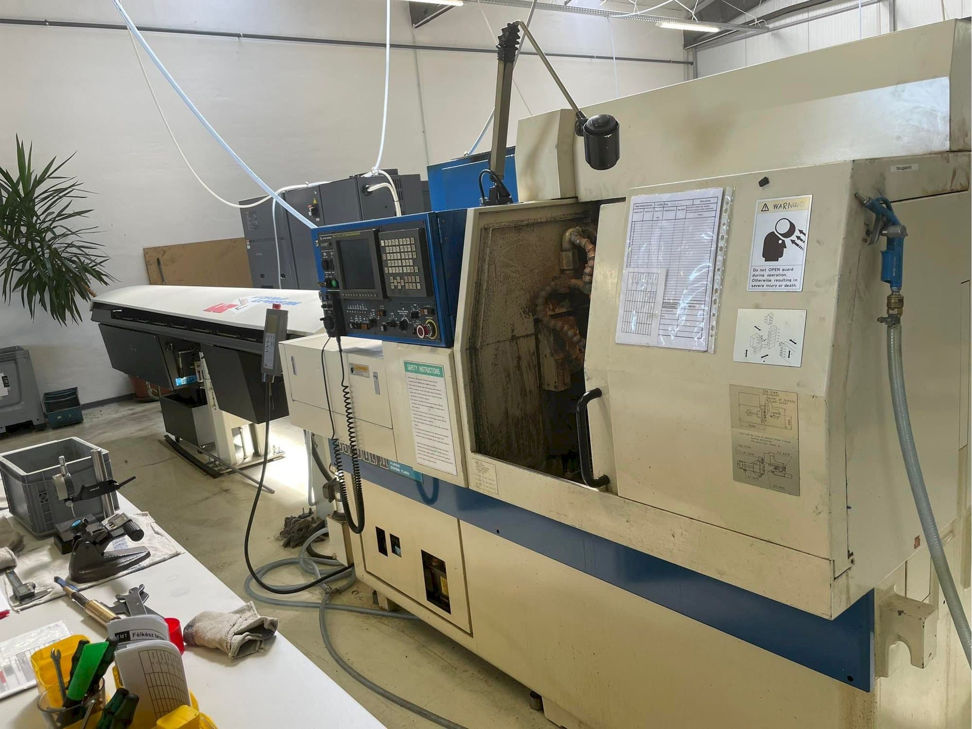 Widok prawej strony maszyny TSUGAMI BS20-II