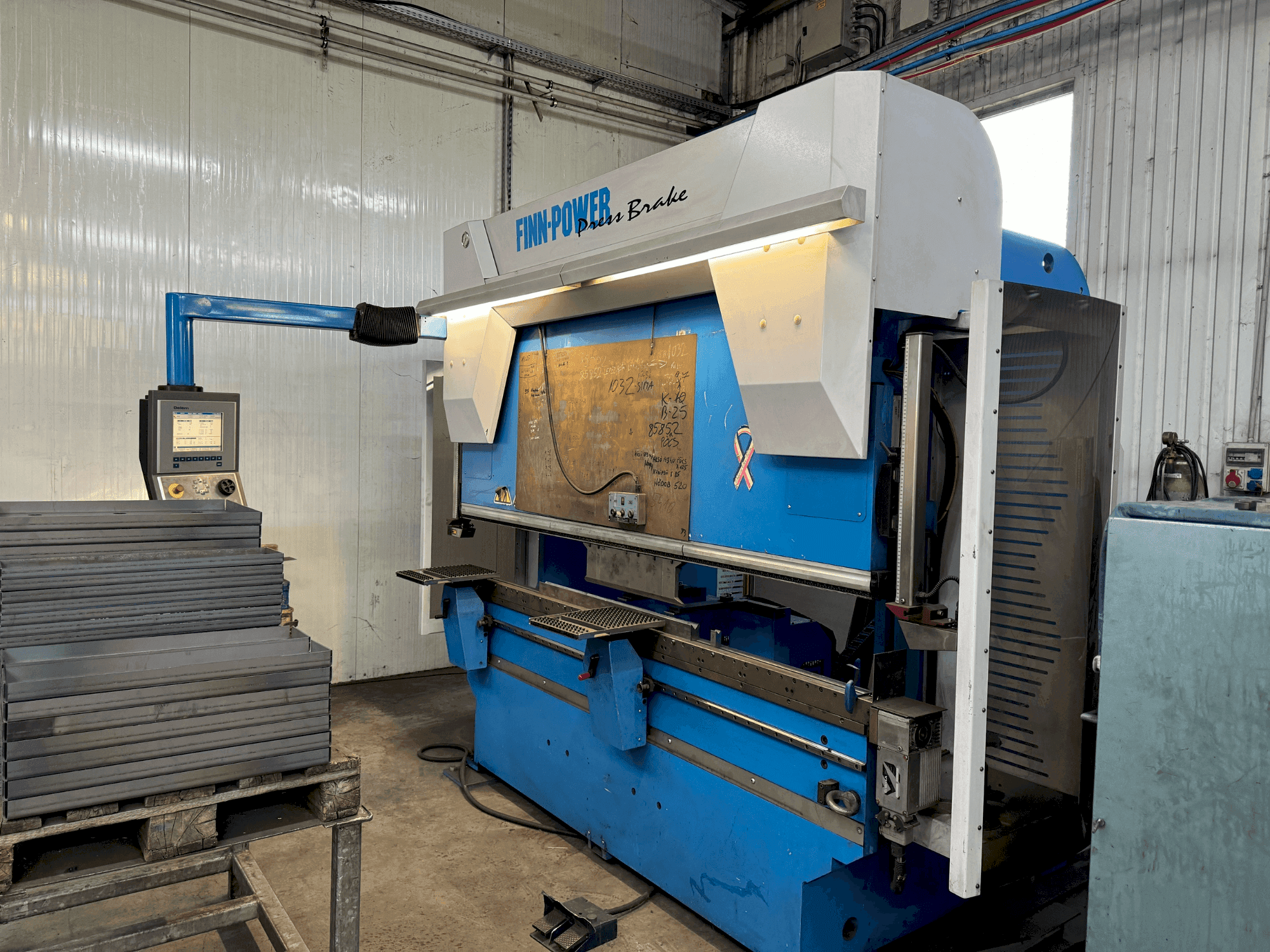 Widok z przodu maszyny Finn-Power B80.2550