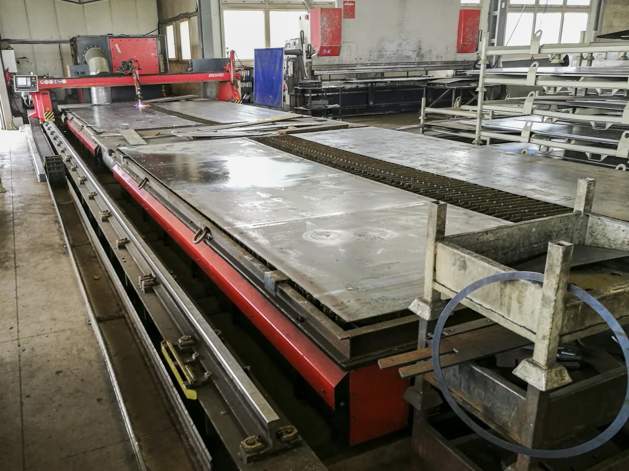 Widok z lewej maszyny KOIKE DELTATEC