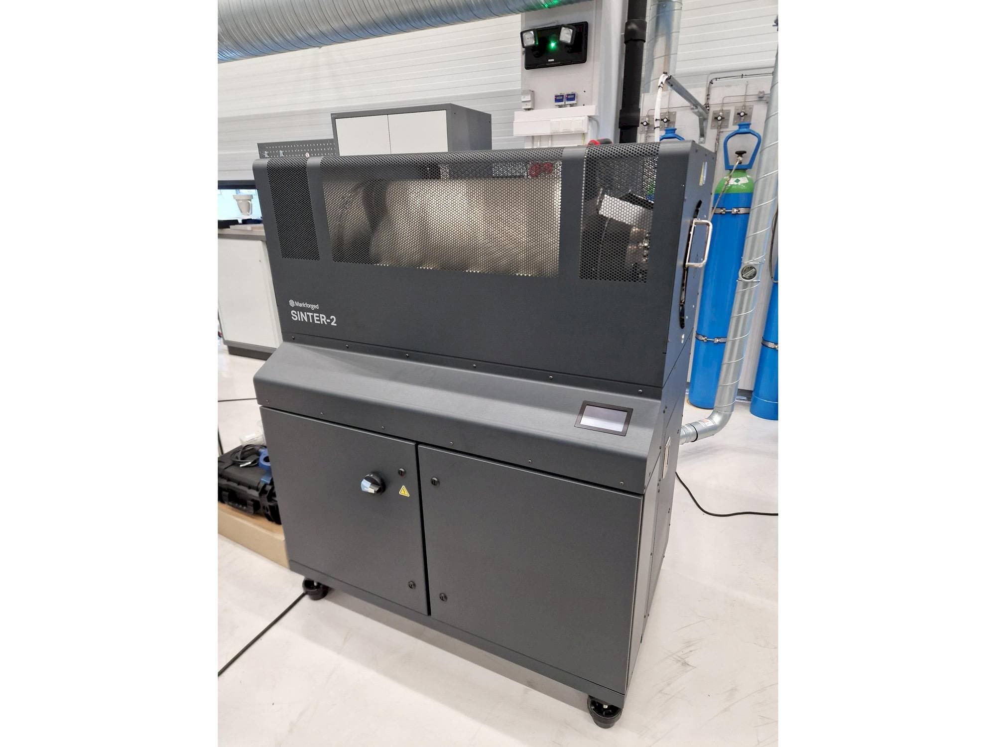 Widok z przodu maszyny MARKFORGED Metal X