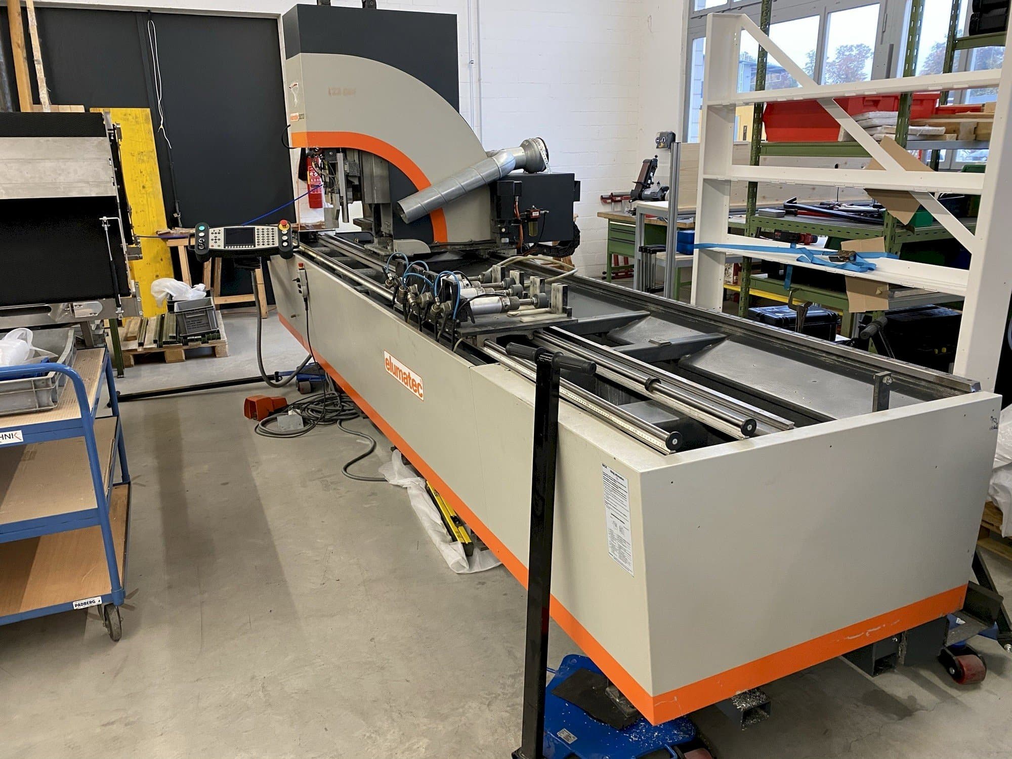 Widok z przodu maszyny Elumatec SBZ 122/3