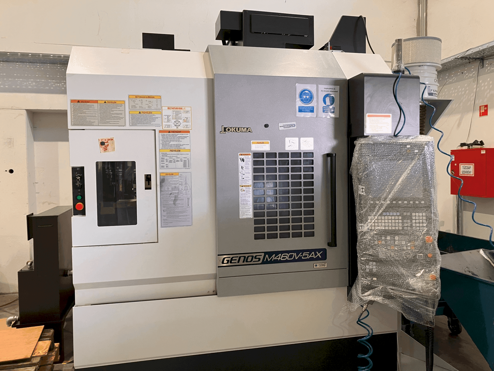 Widok z przodu maszyny Okuma GENOS M460V-5AX