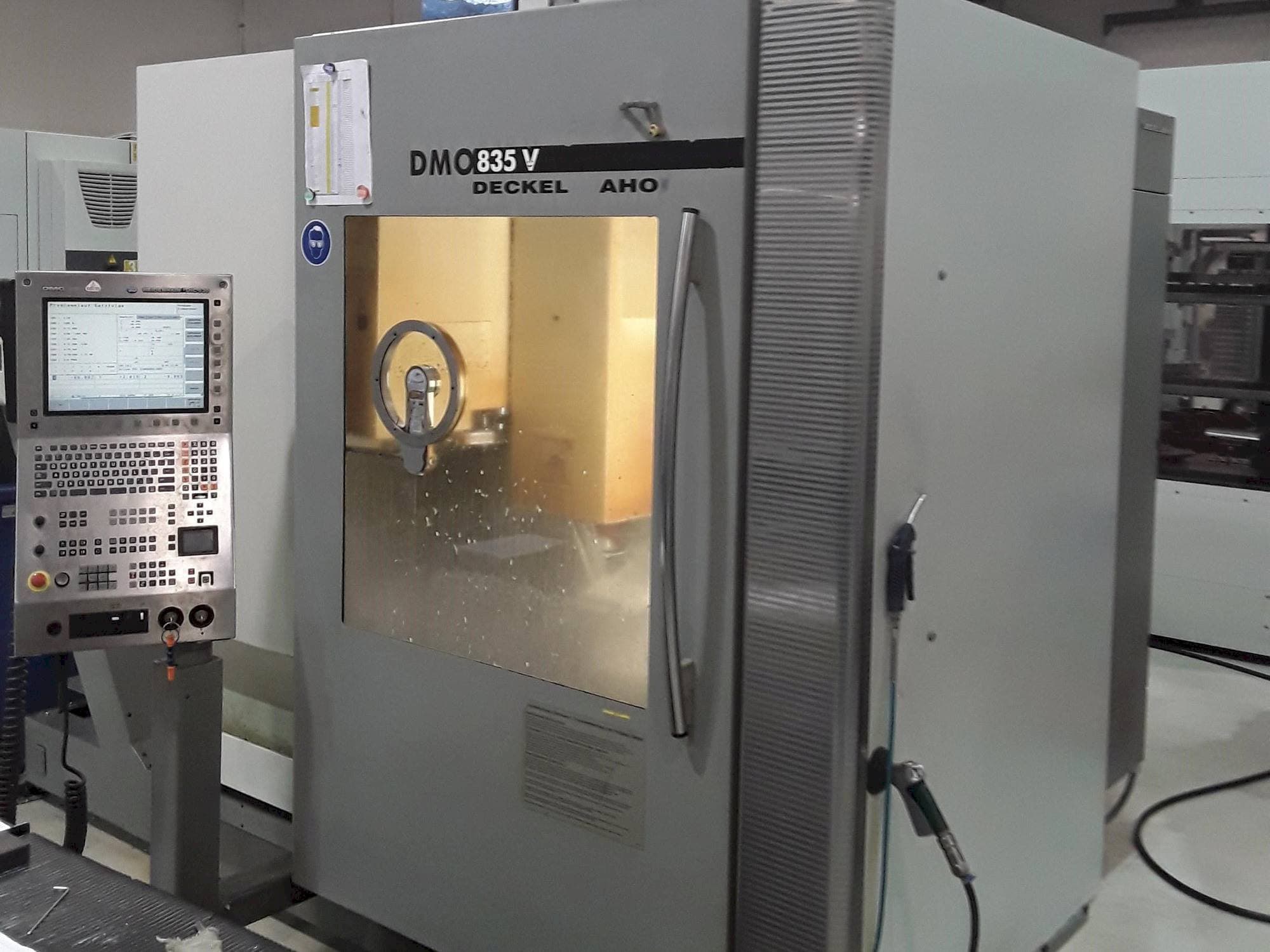 Widok z przodu maszyny DECKEL MAHO DMC 835 V