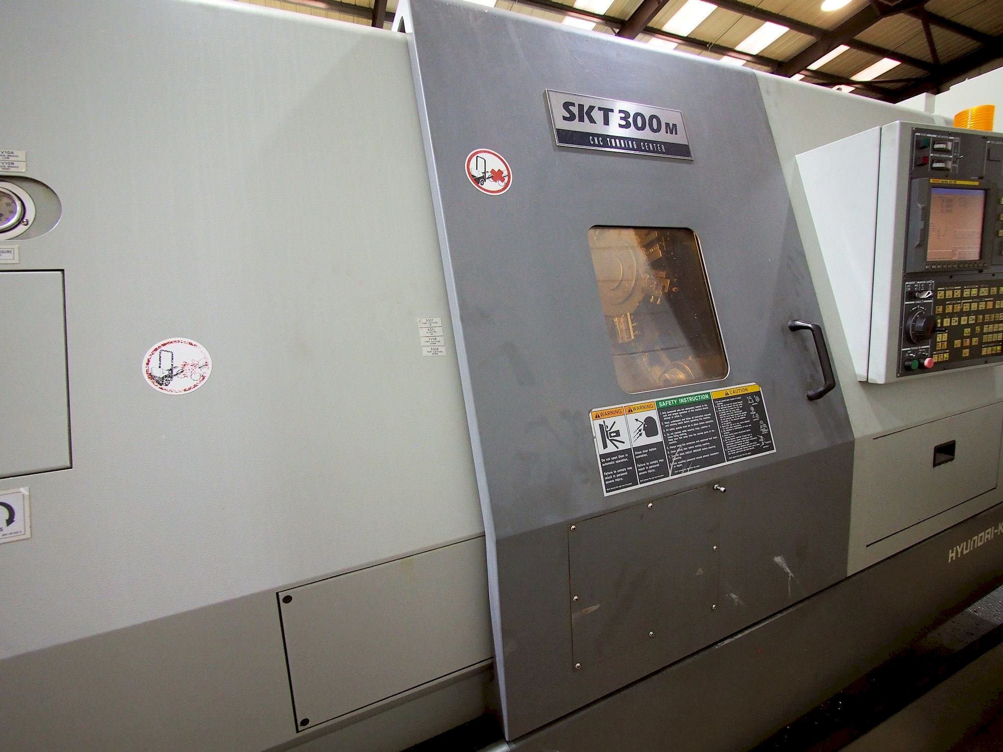 Widok z przodu maszyny Hyundai Kia SKT 300M