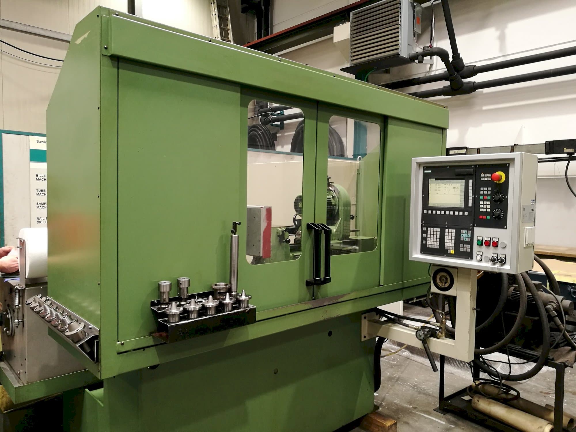 Widok z przodu maszyny TTB M10 400 NC