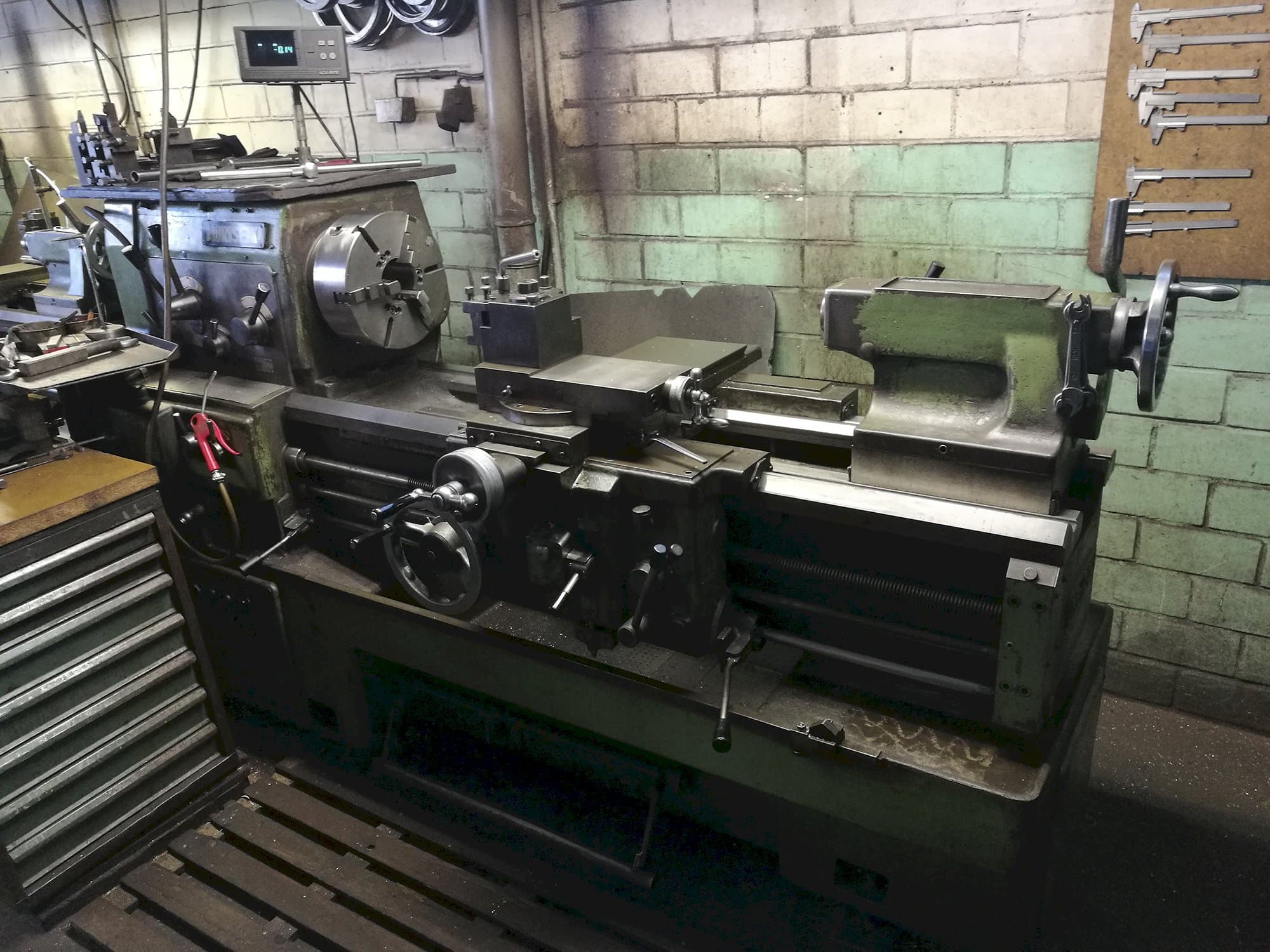 Widok z prawej maszyny MORI SEIKI MR 1000