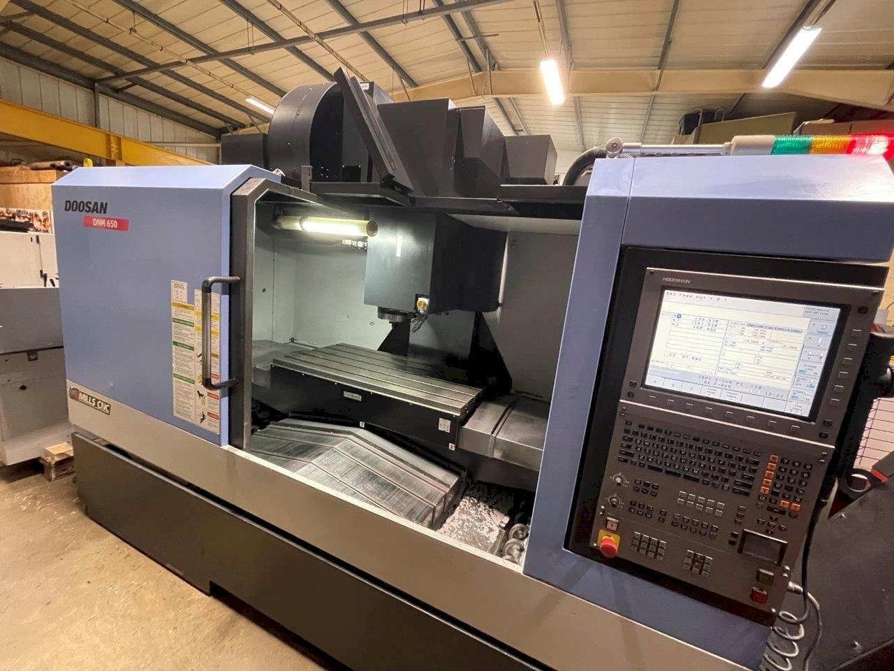 Widok z przodu maszyny Doosan DNM650