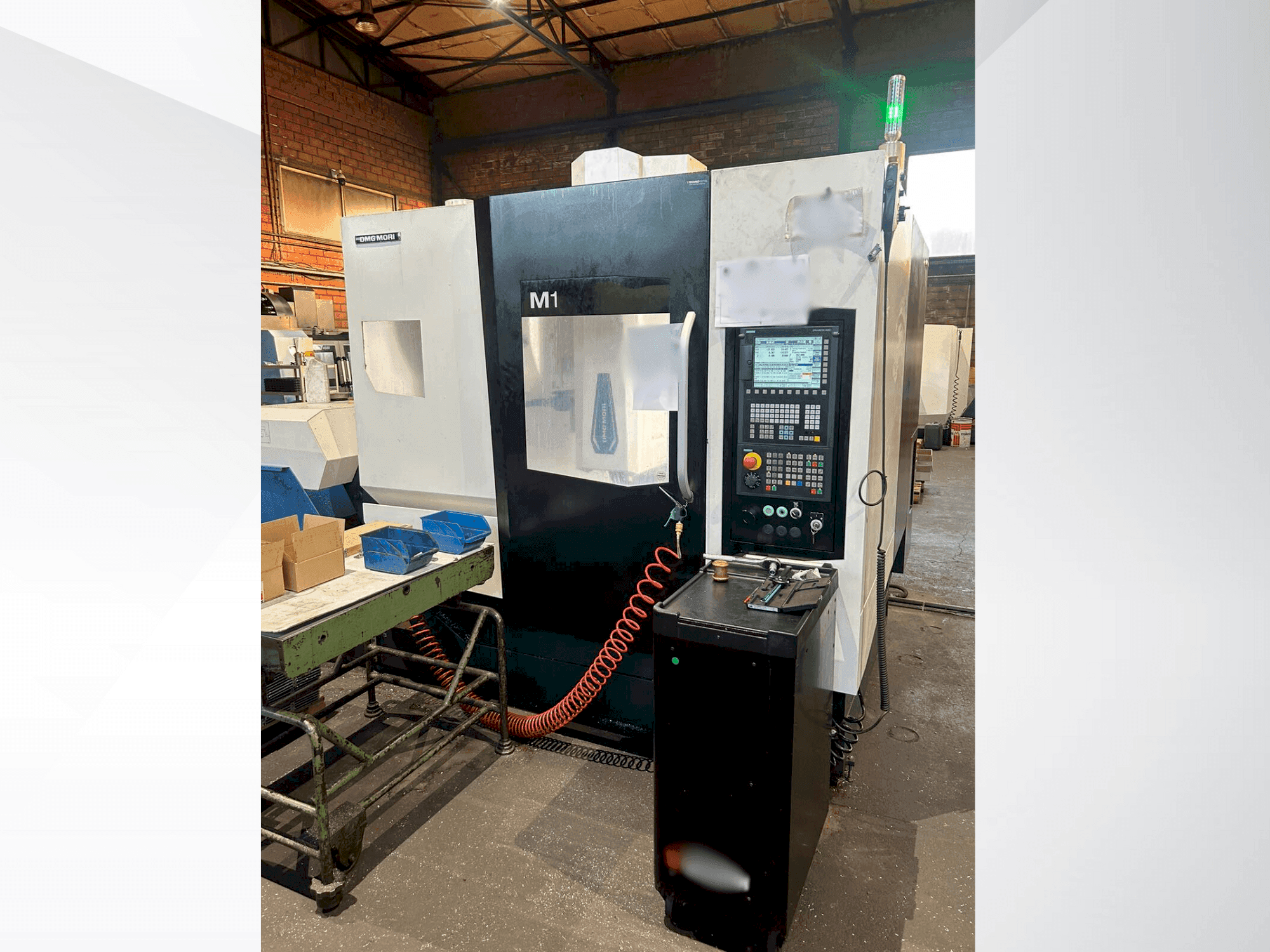 Widok z przodu maszyny DMG MORI M1 PRO