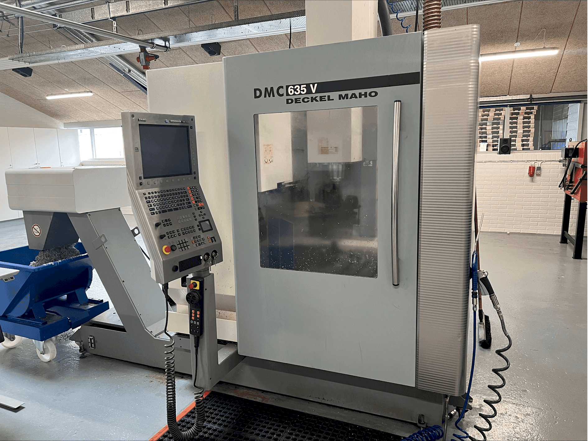 Widok lewej strony maszyny DMG MORI DMC 635V