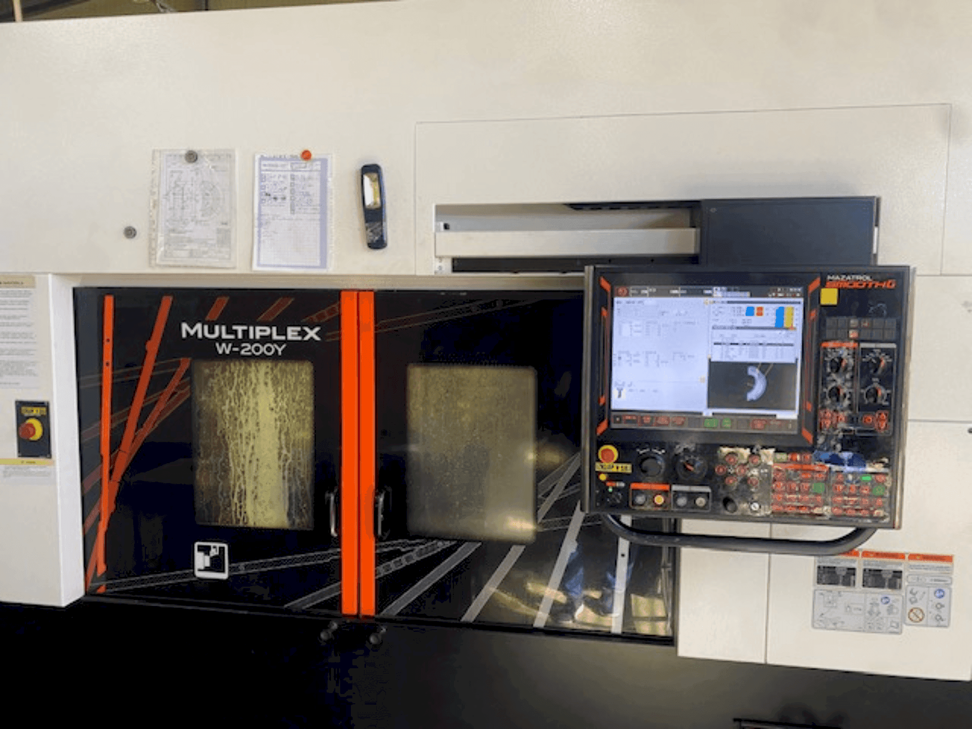 Widok z przodu maszyny Mazak multiplex 200 y