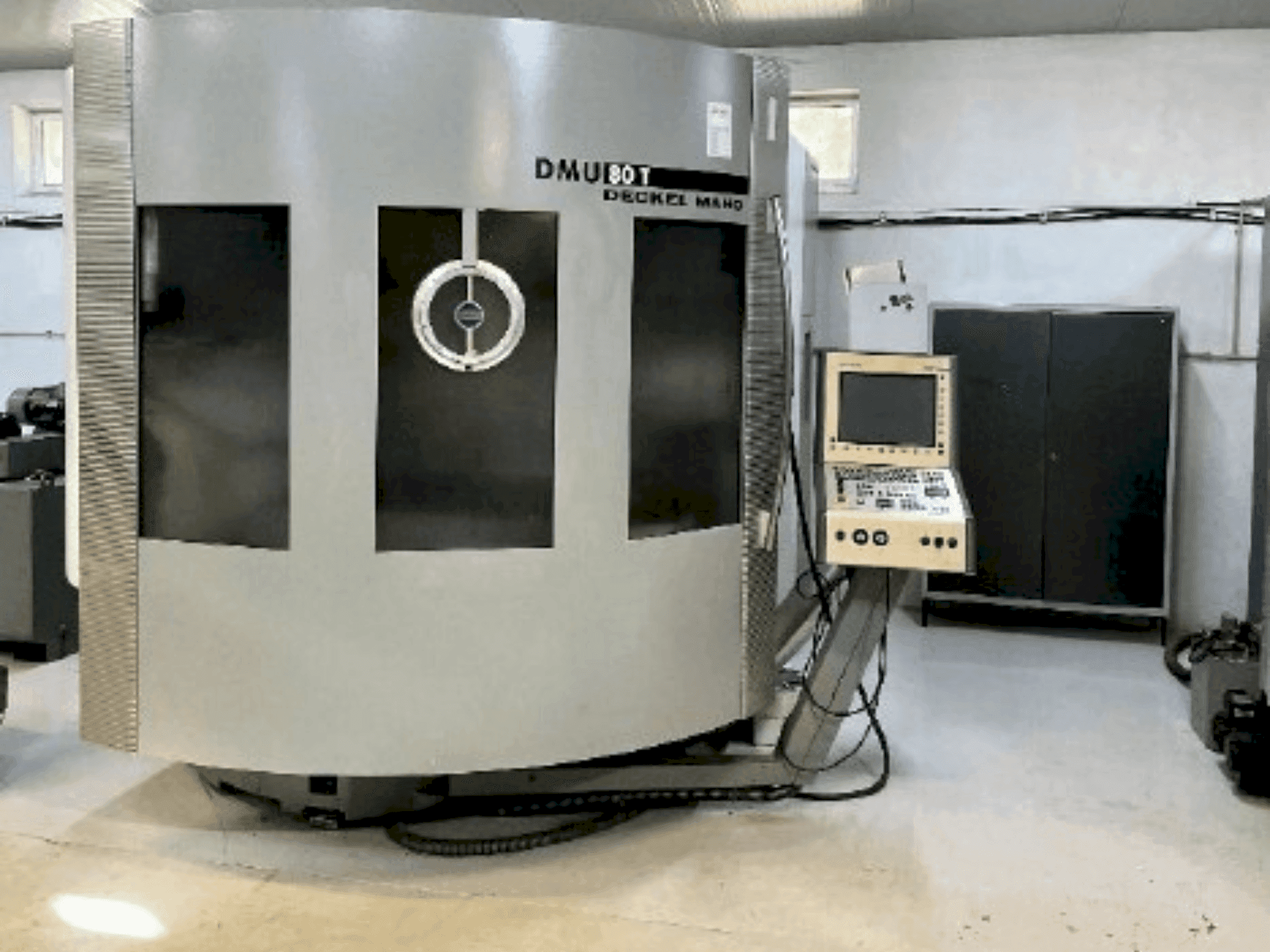 Widok z przodu maszyny DMG DECKEL MAHO DMU 80T