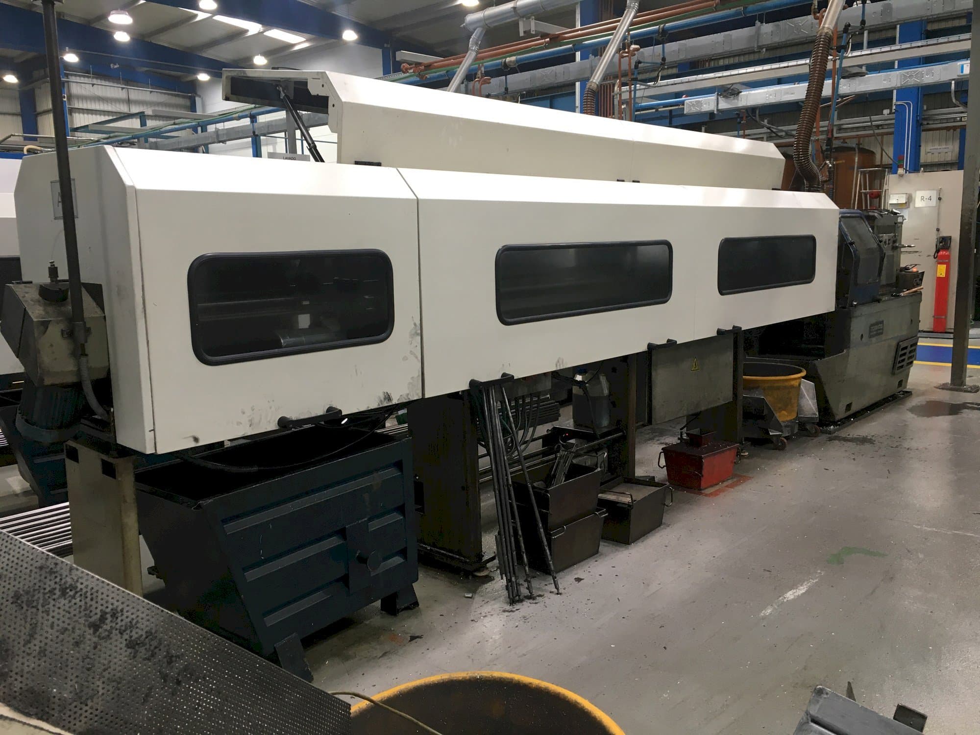 Widok z przodu maszyny Tornos-Moutier Suisse AS 14