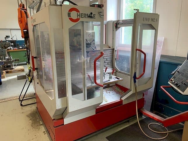 Widok z przodu maszyny HERMLE UWF 902 S