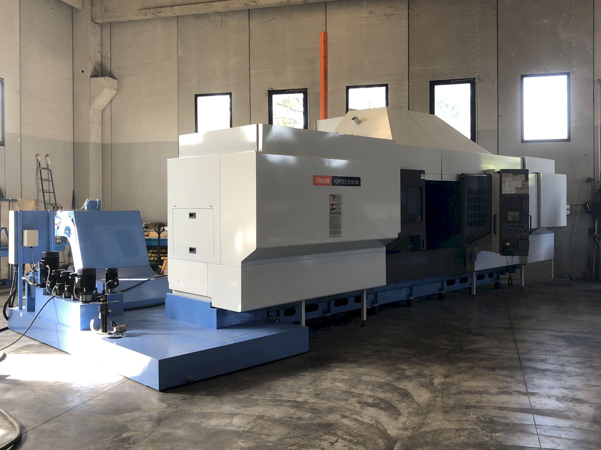 Widok z przodu maszyny Mazak VORTEX 815/120
