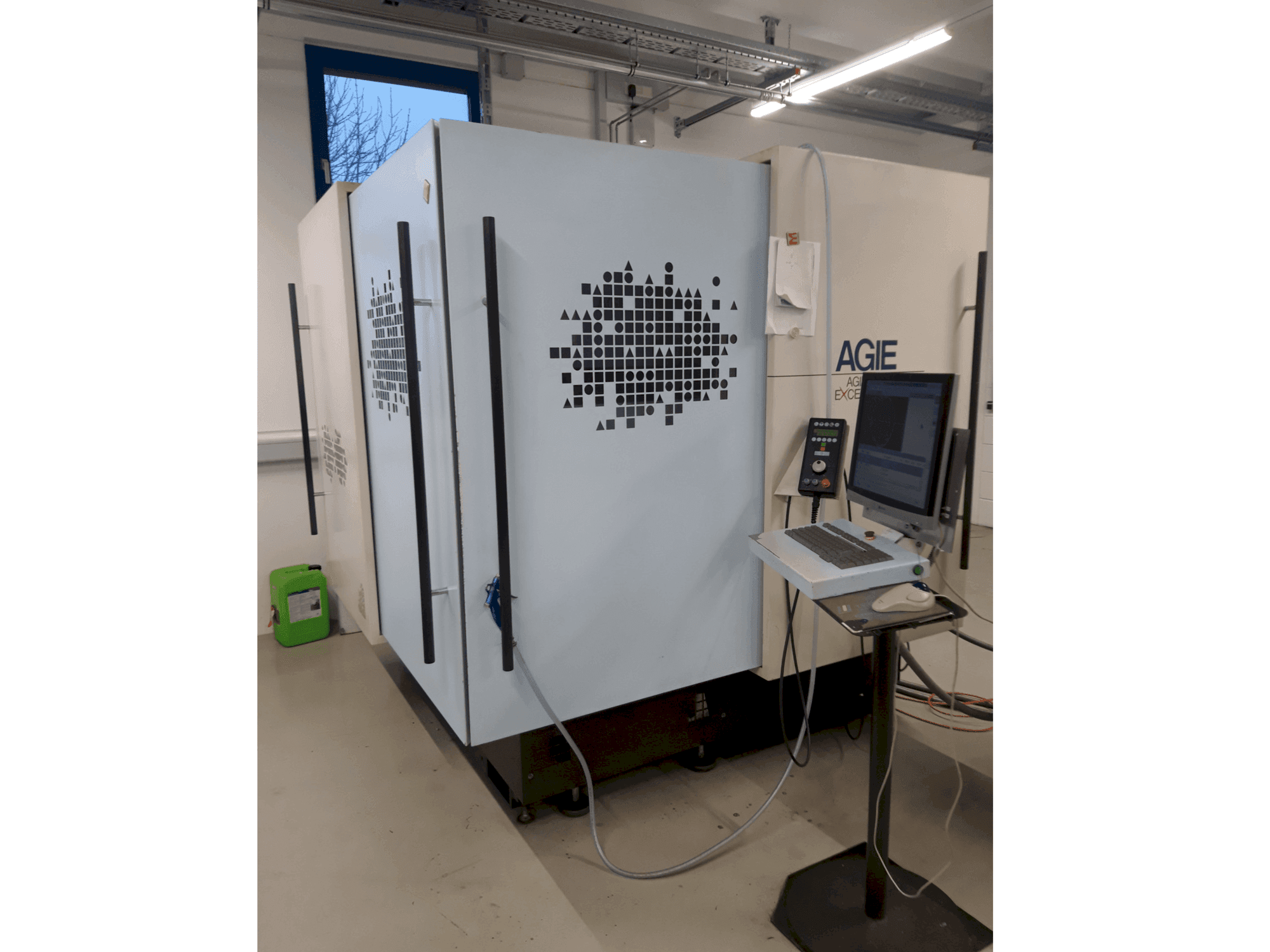 Widok z przodu maszyny AGIE Agiecut Excellence 2F