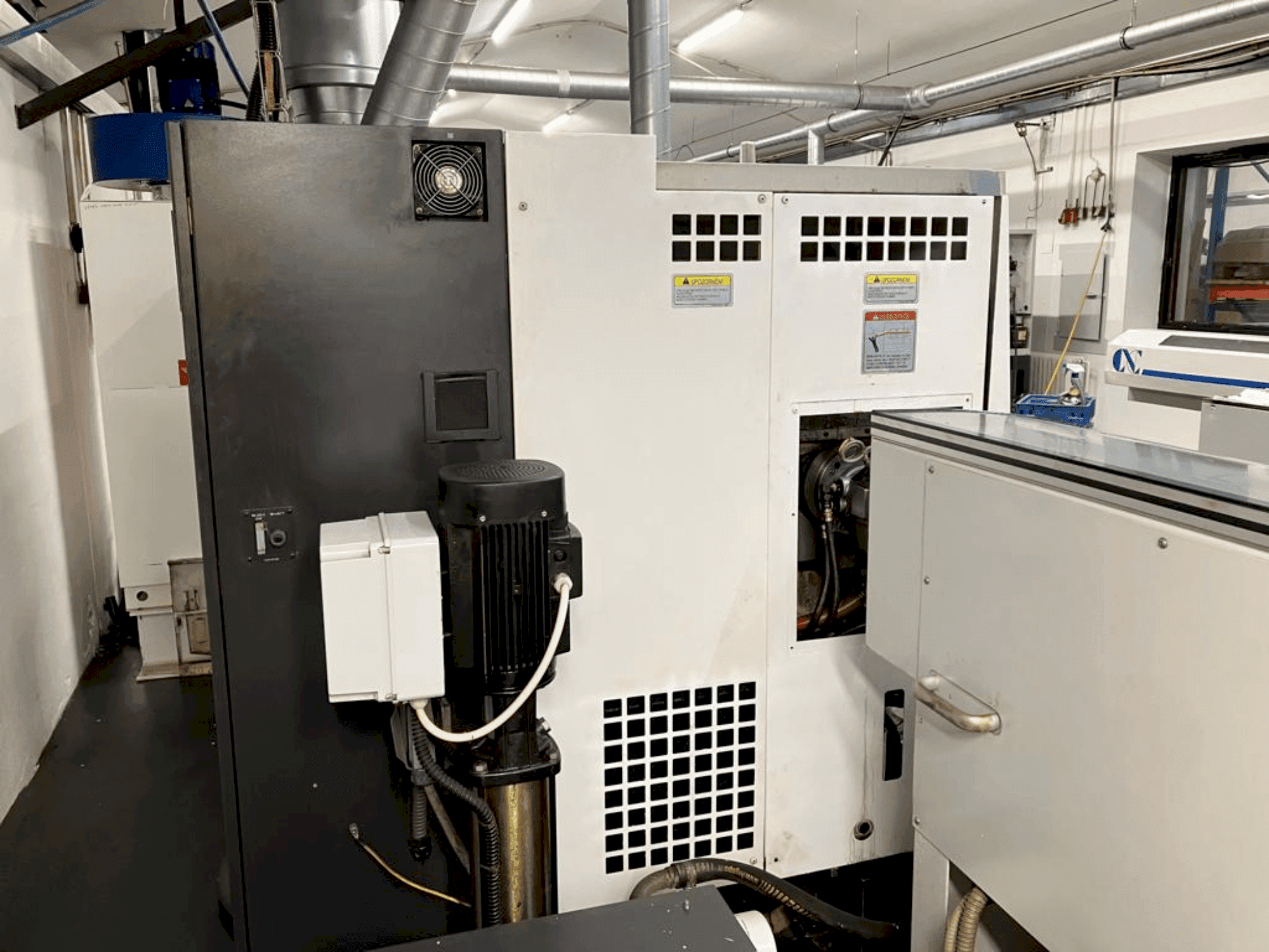 Widok z przodu maszyny Okuma LB2000EXII MC