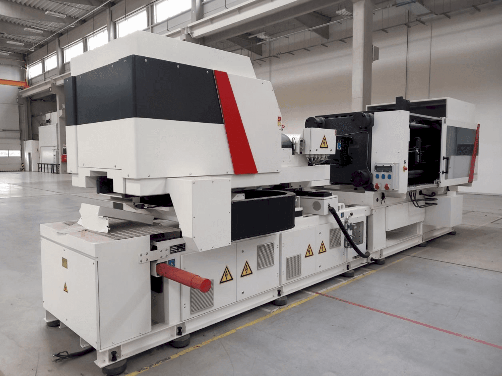 Widok z przodu maszyny Milacron Elektron Evo 350