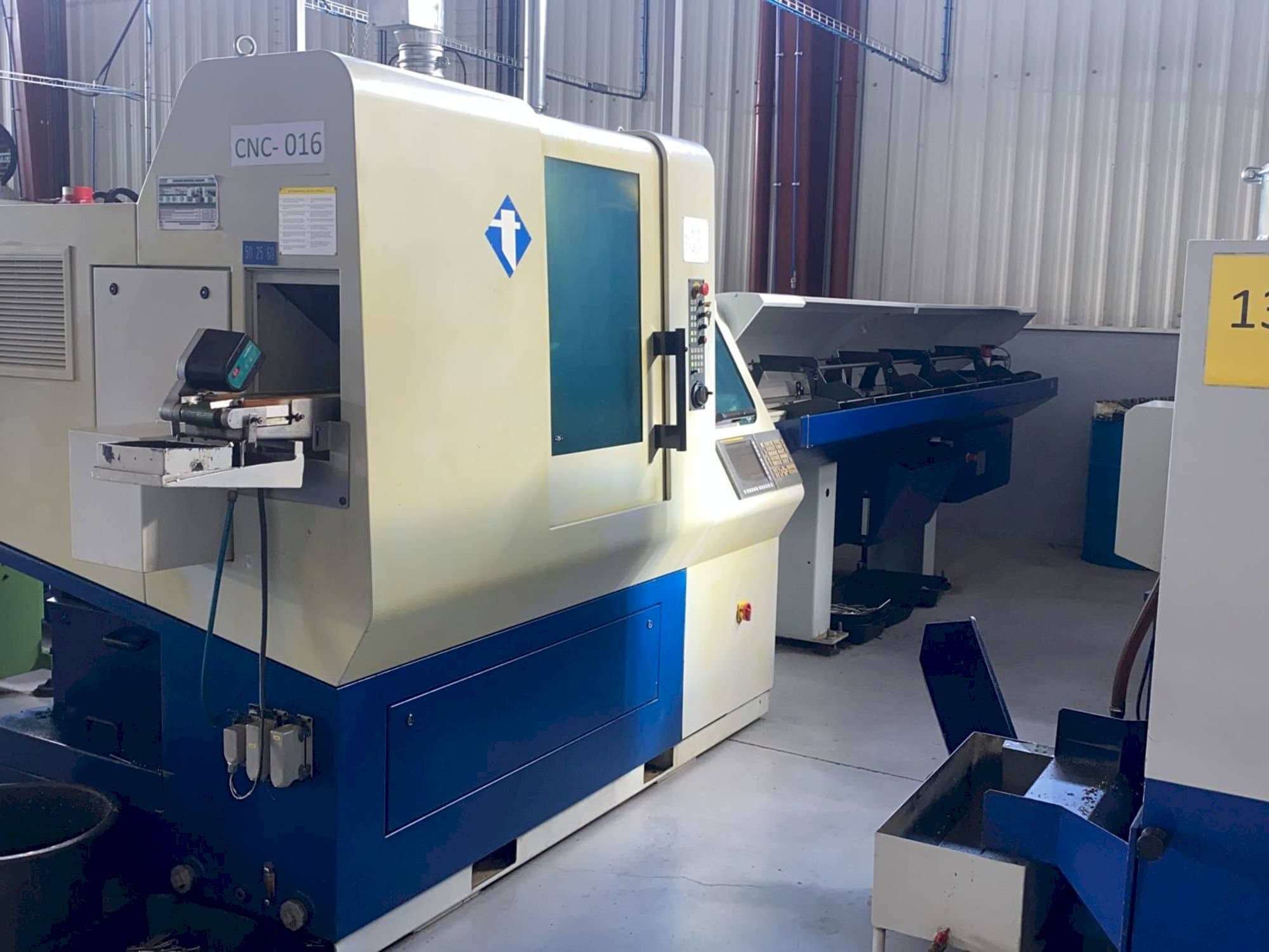 Widok z przodu maszyny Tornos DECO 20S