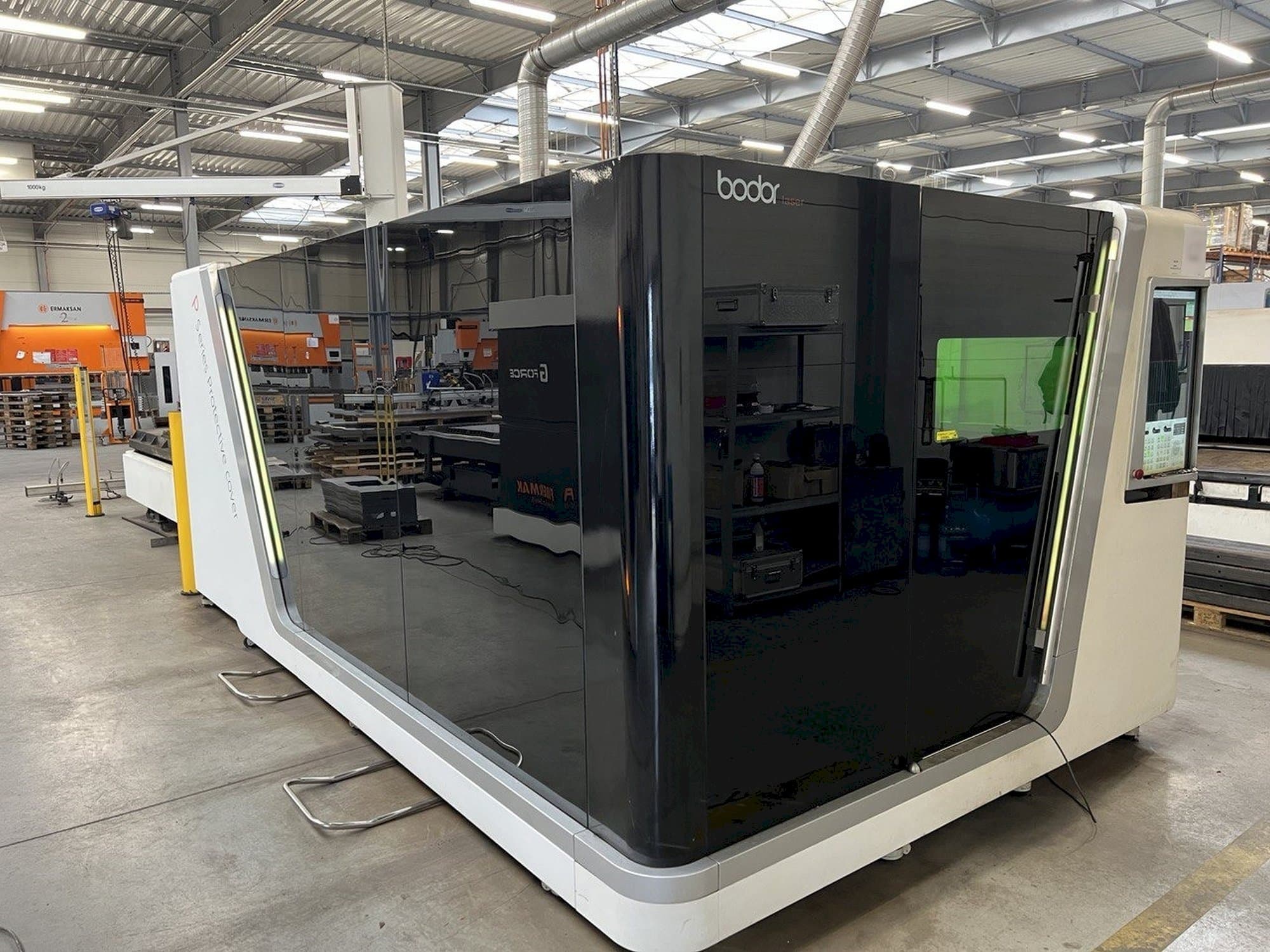 Widok z przodu maszyny Bodor P3015