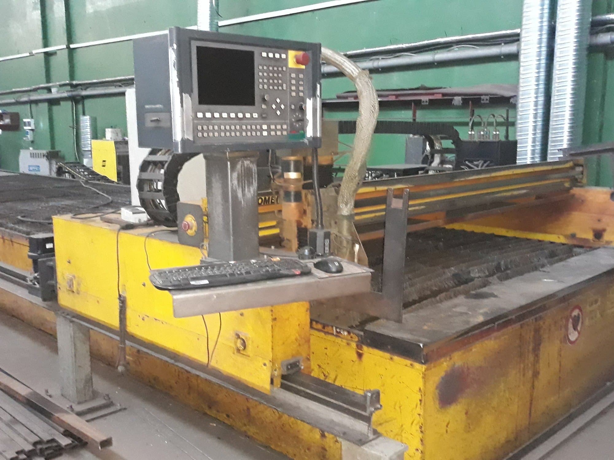 Widok z przodu maszyny ESAB CXD-P 3000