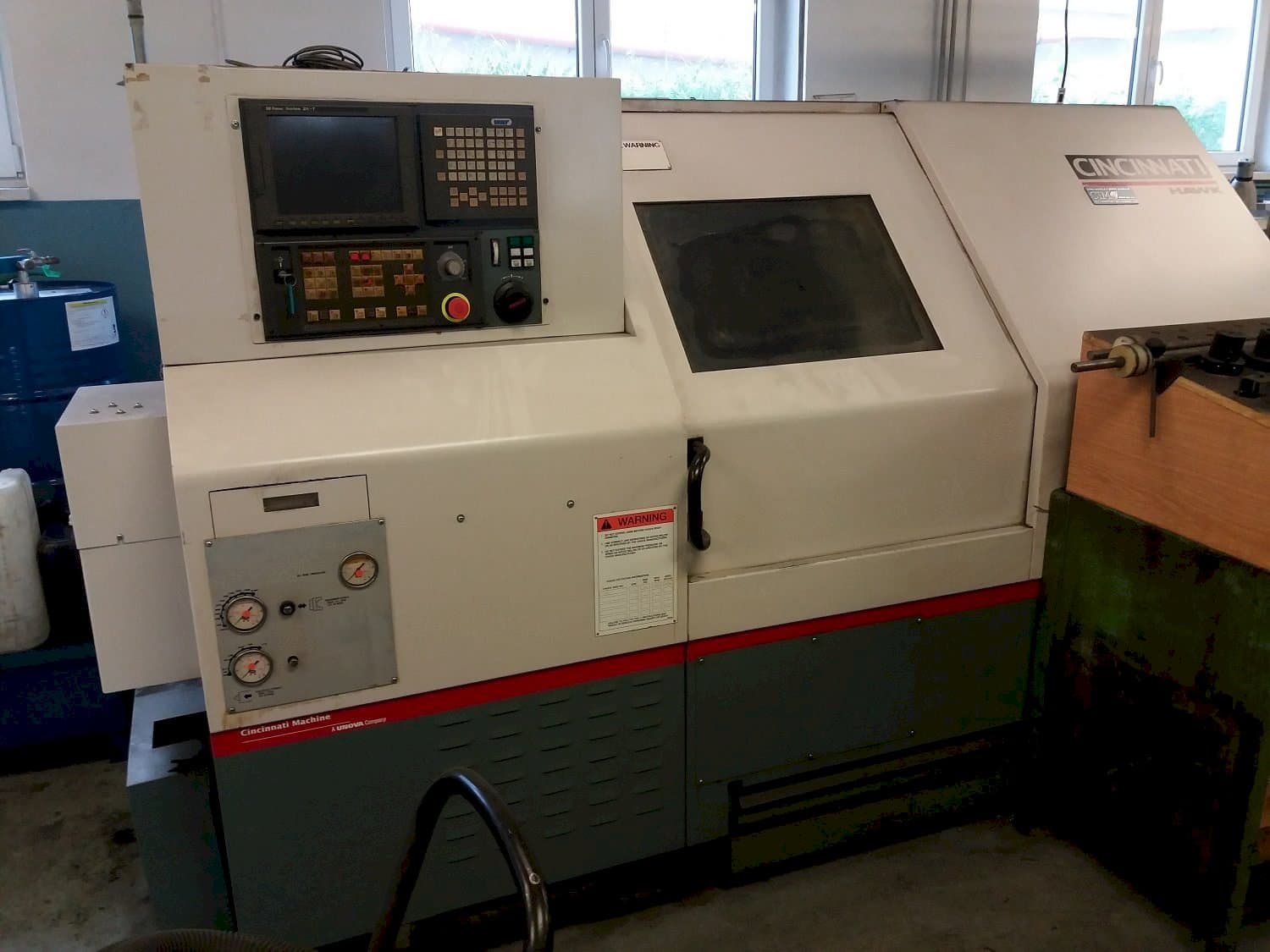 Widok z przodu maszyny Cincinnati HAWK-200M