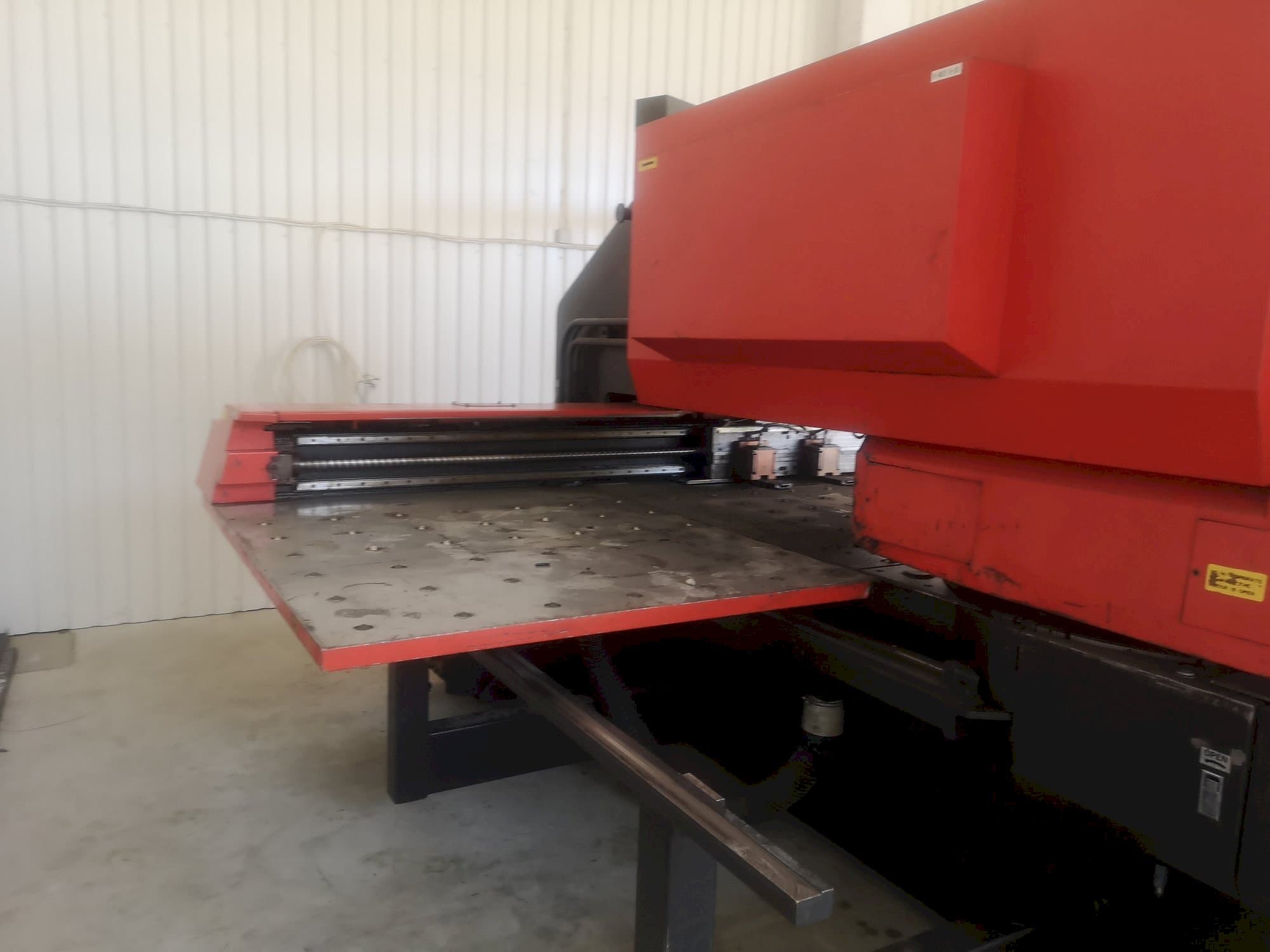 Widok z przodu maszyny AMADA