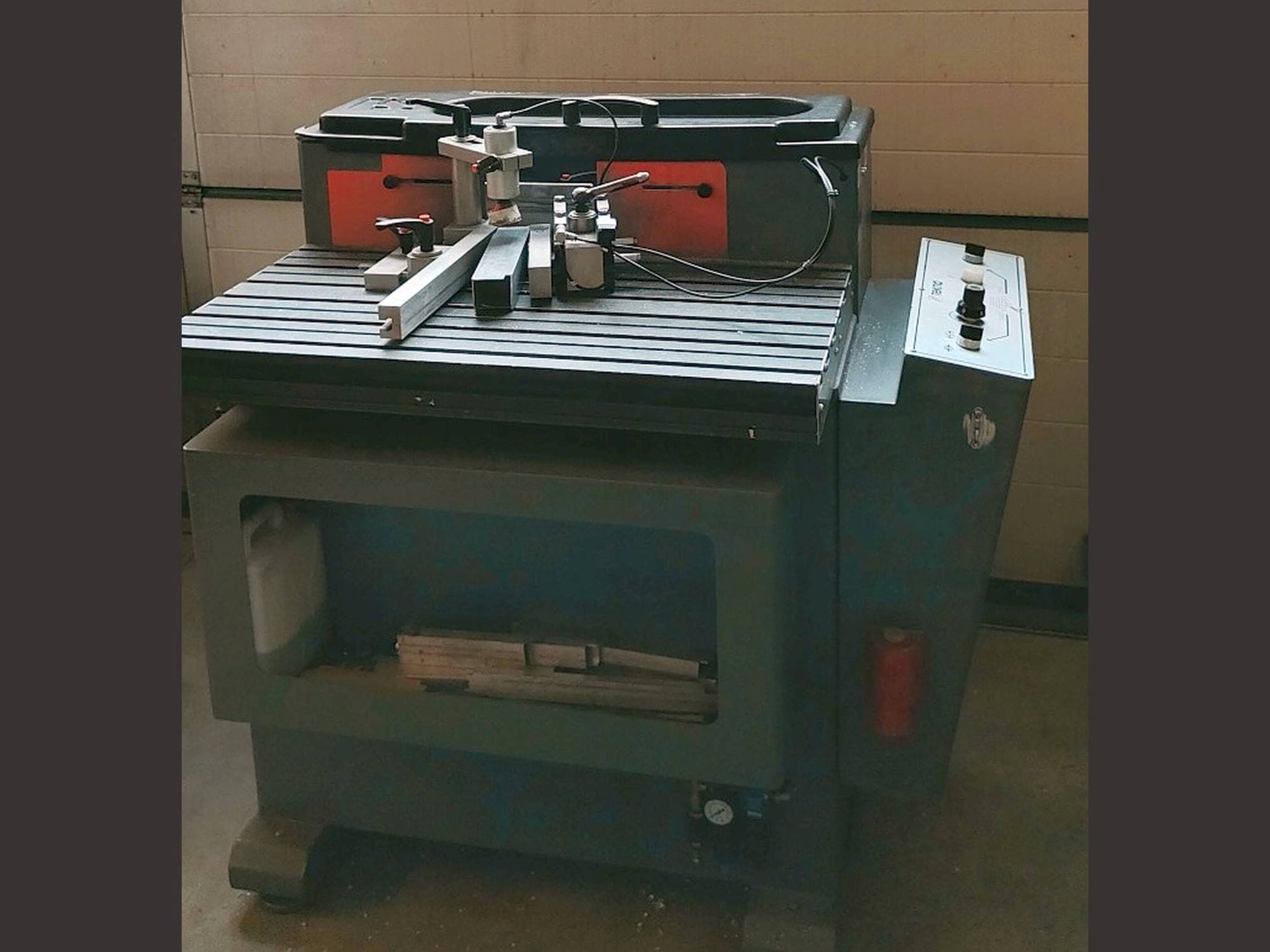 Widok lewej strony maszyny Tekna TK661