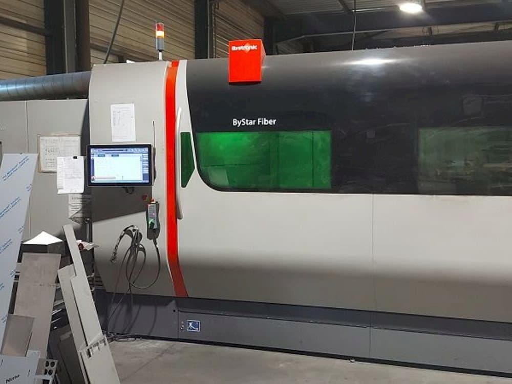 Widok z przodu maszyny Bystronic Bystar fiber