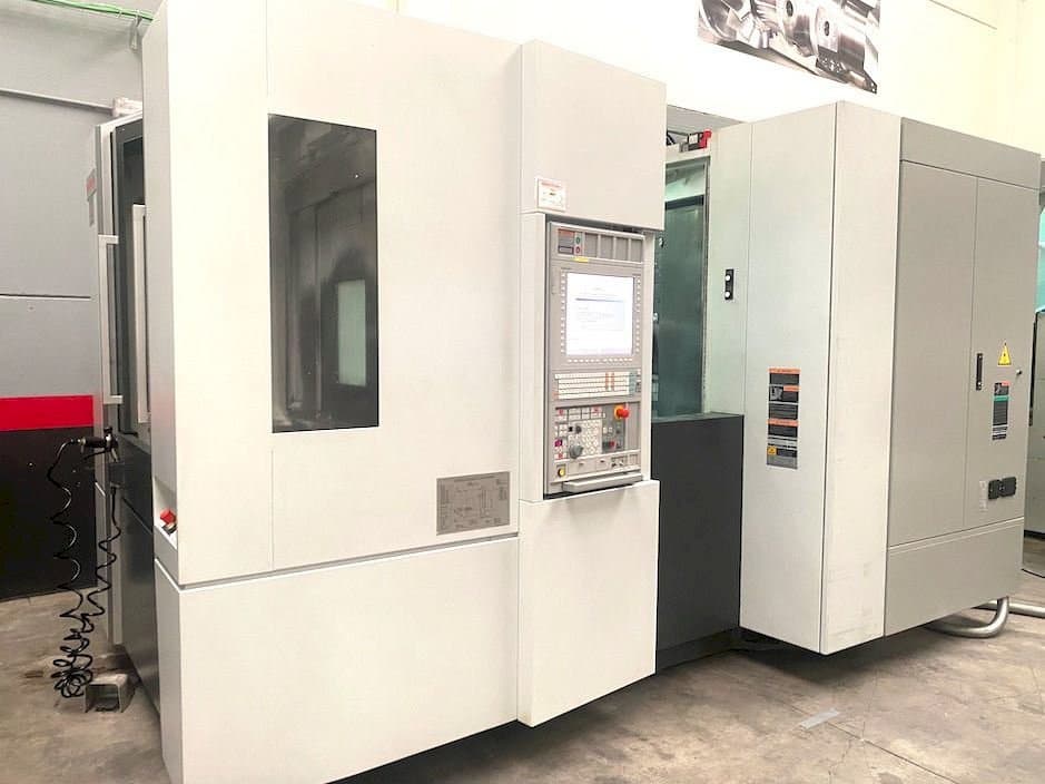 Widok z przodu maszyny MORI SEIKI NH 5000 DCG