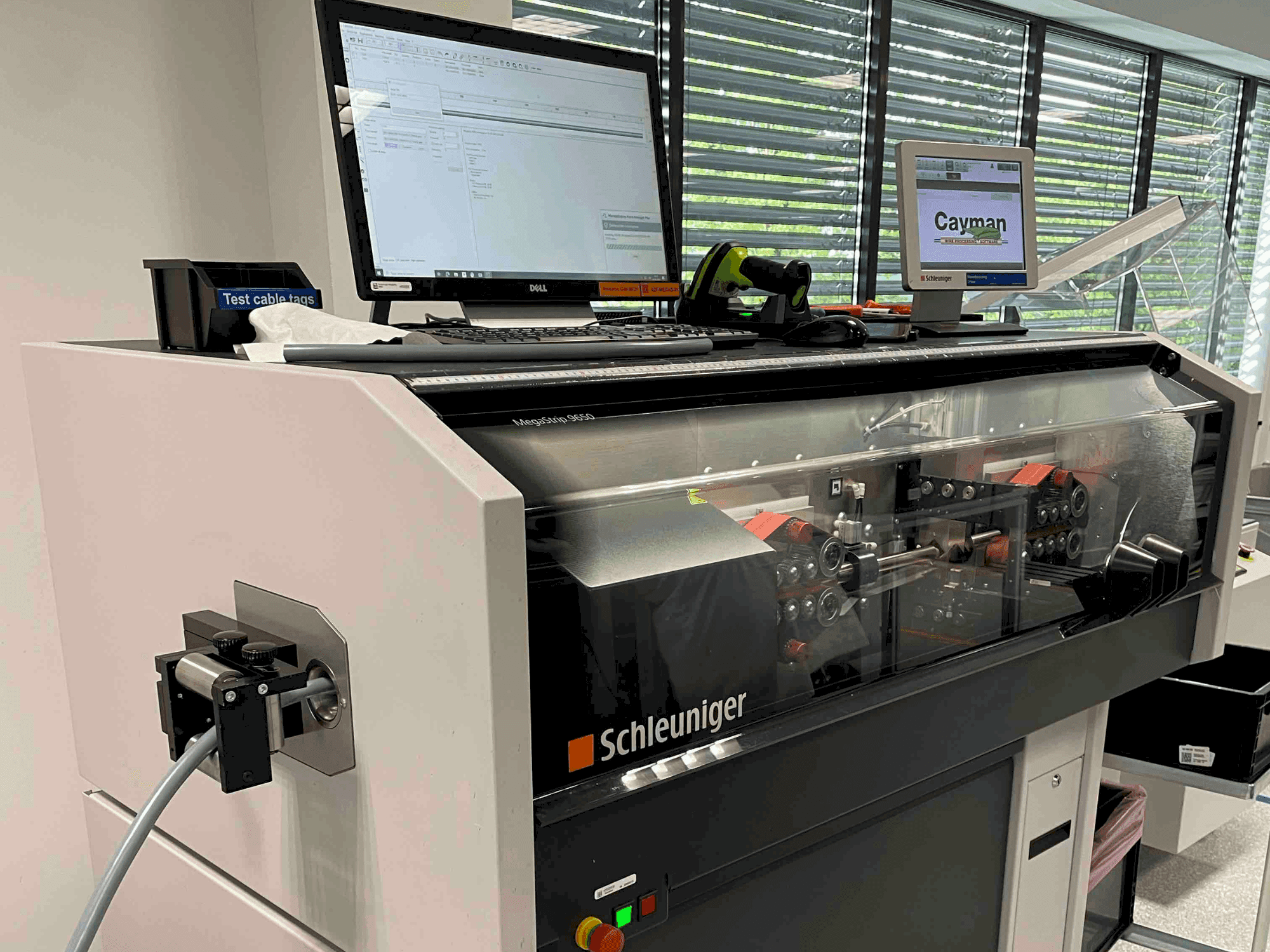 Widok z przodu maszyny Schleuniger MegaStrip 9650