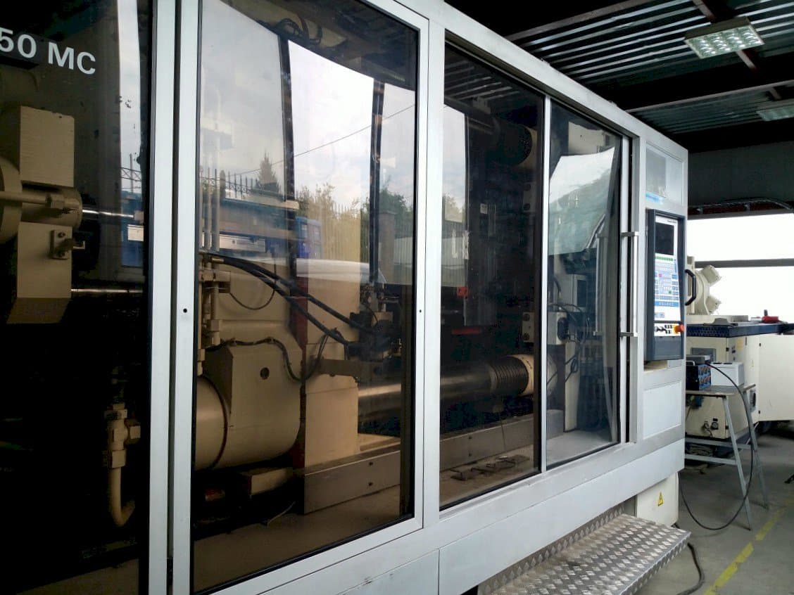 Widok z przodu maszyny Krauss Maffei KM 800/1330 MC