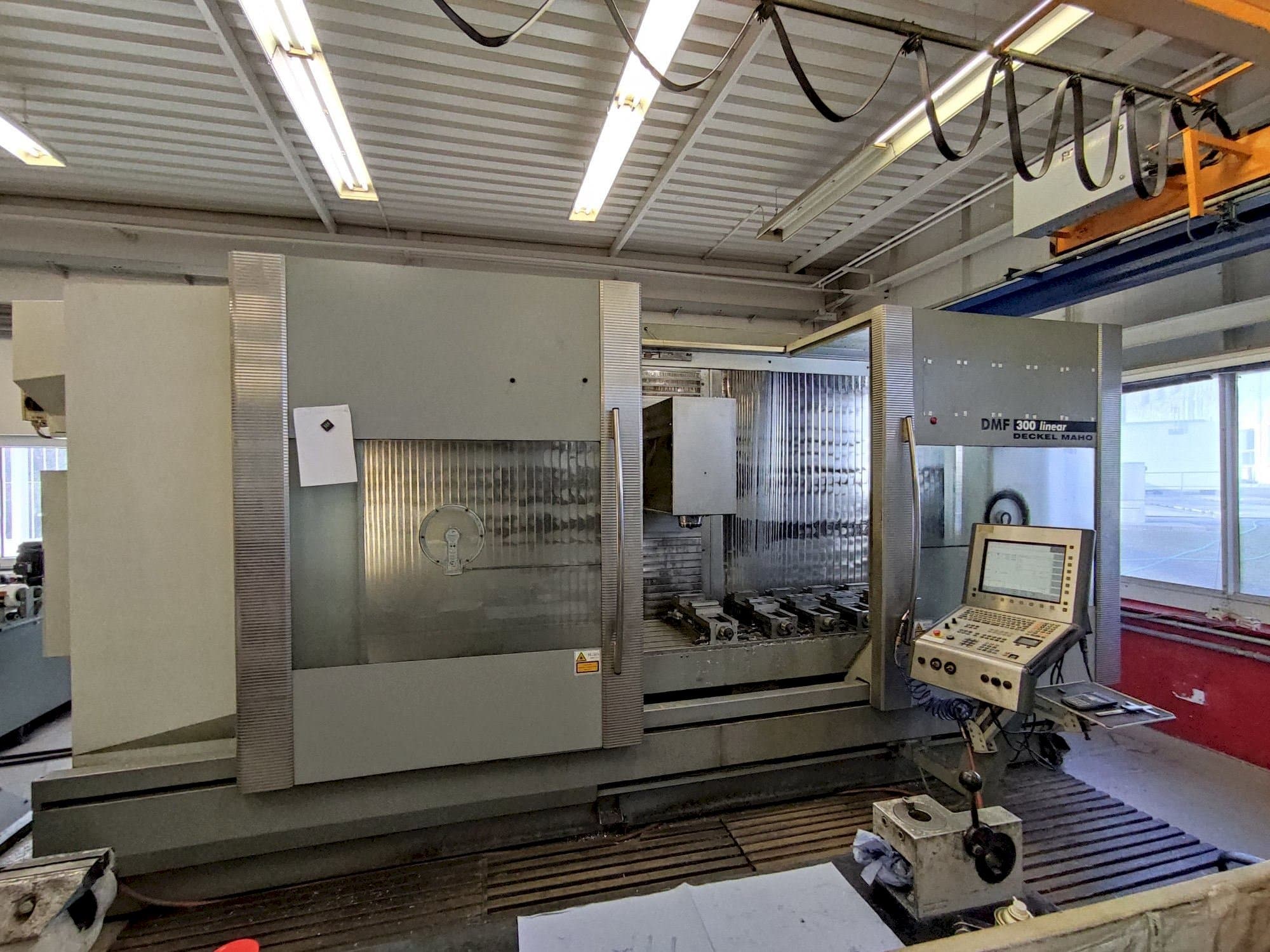 Widok z przodu maszyny DECKEL MAHO DMF 300 linear