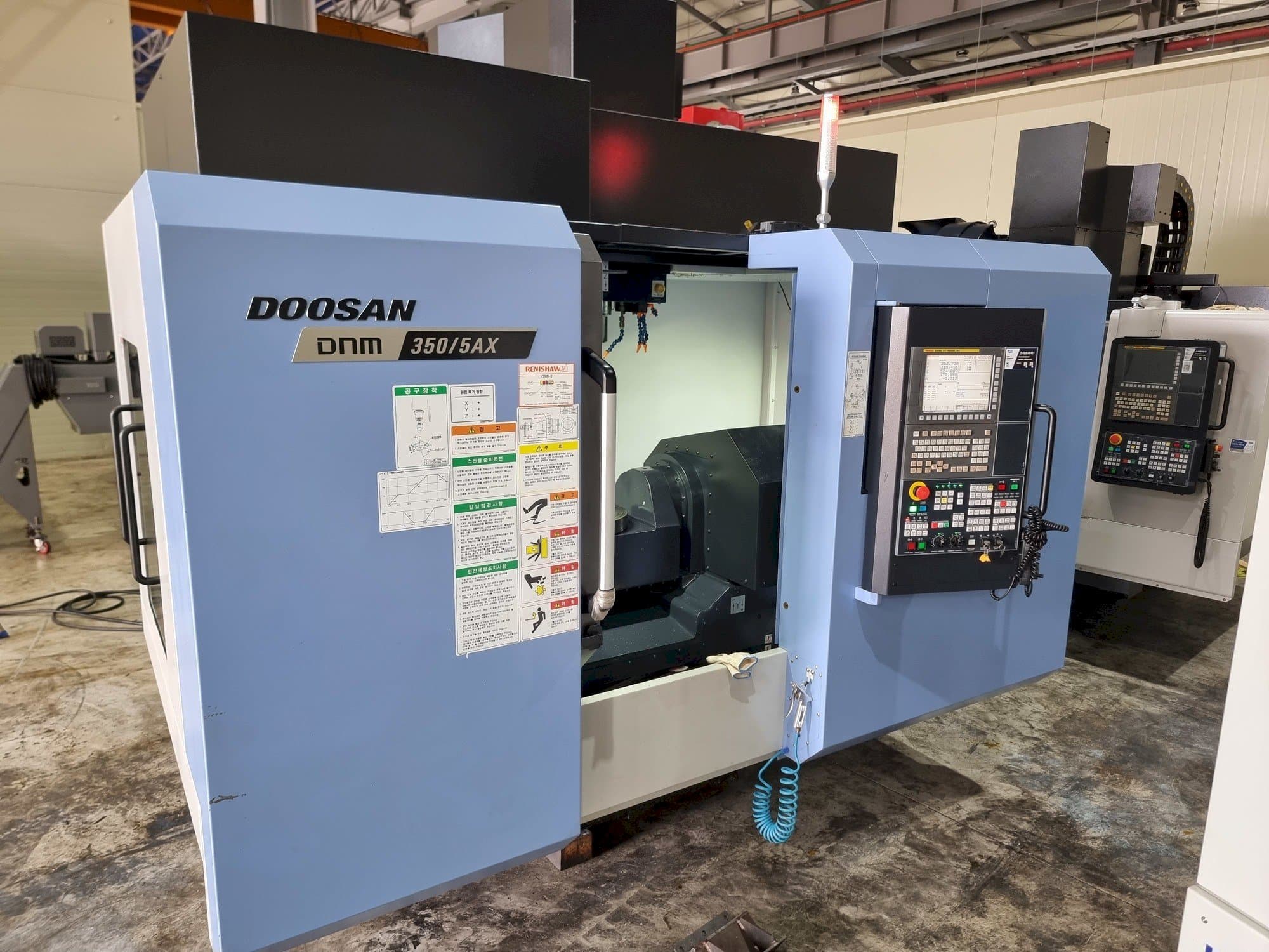Widok z przodu maszyny Doosan DNM350/5AX