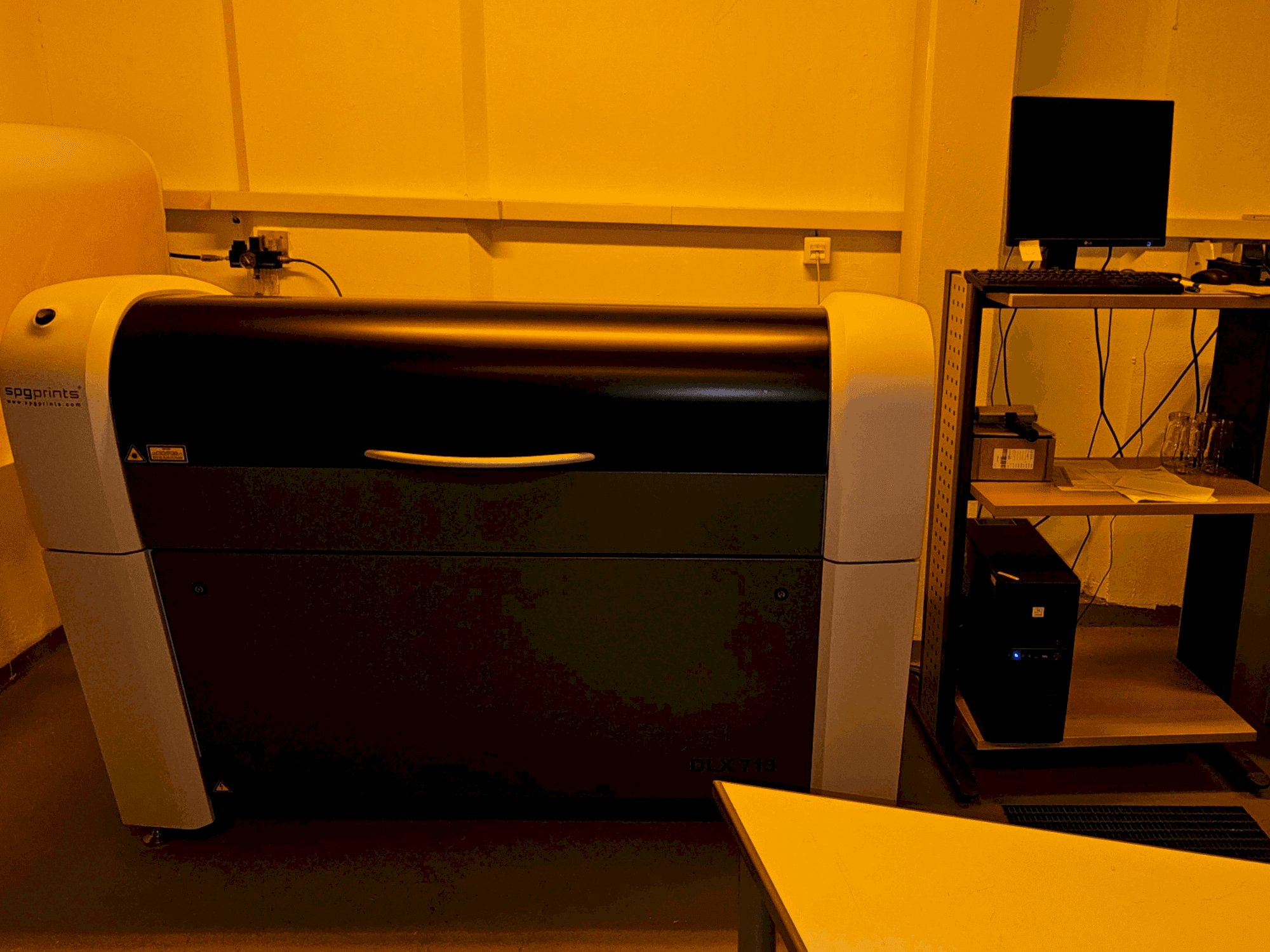 Widok z przodu maszyny SPGPrints DLX 713T