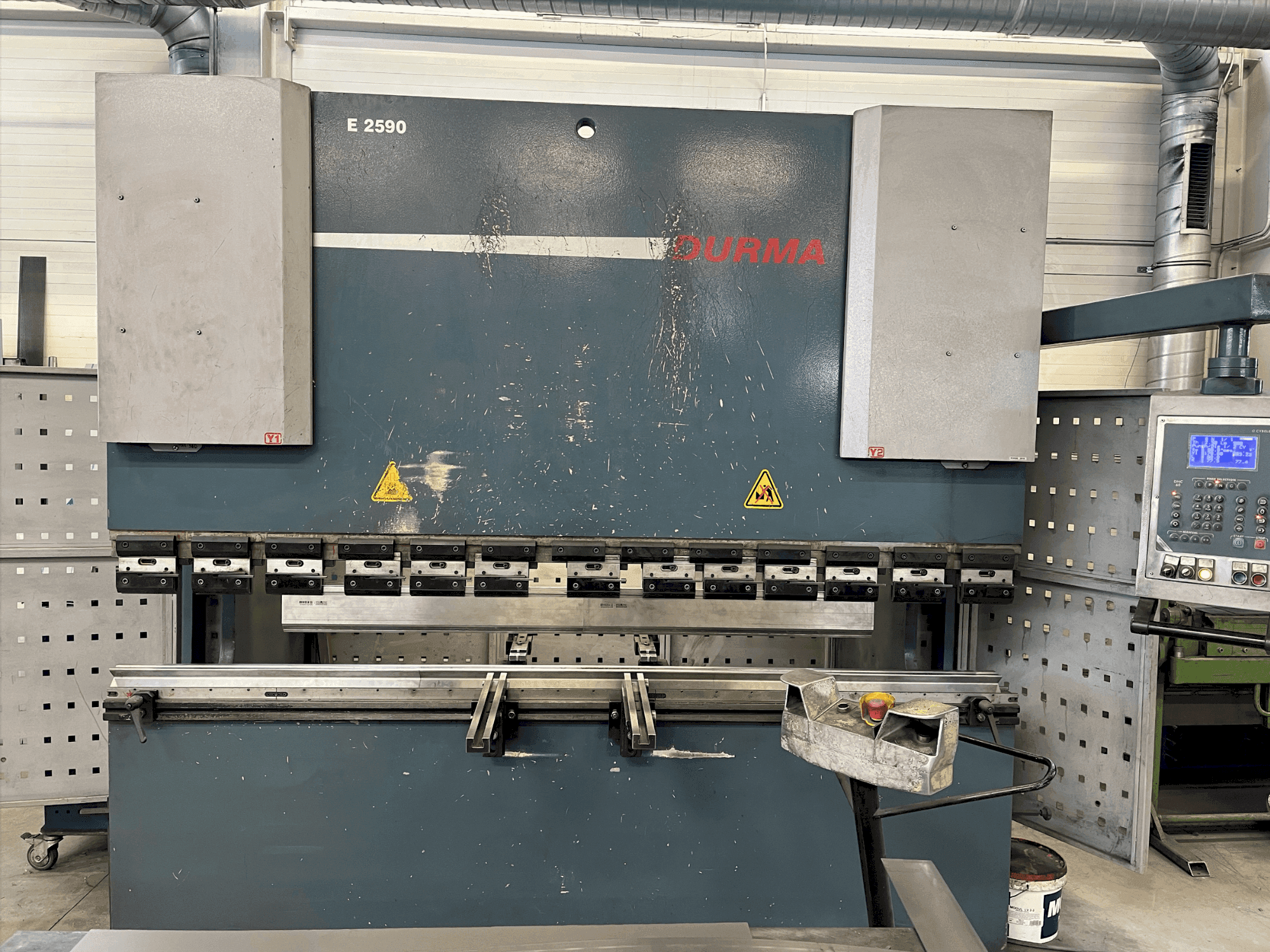 Widok z przodu maszyny Durma E 2590