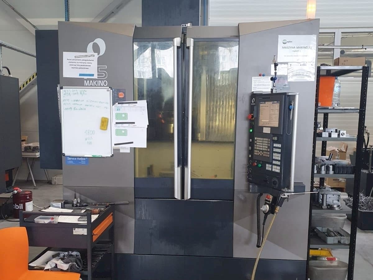 Widok z przodu maszyny Makino F5