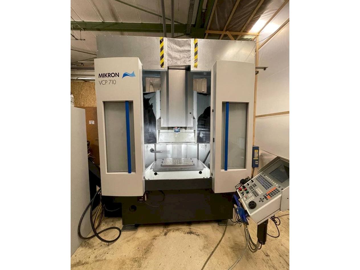 Widok z przodu maszyny MIKRON VCP 710
